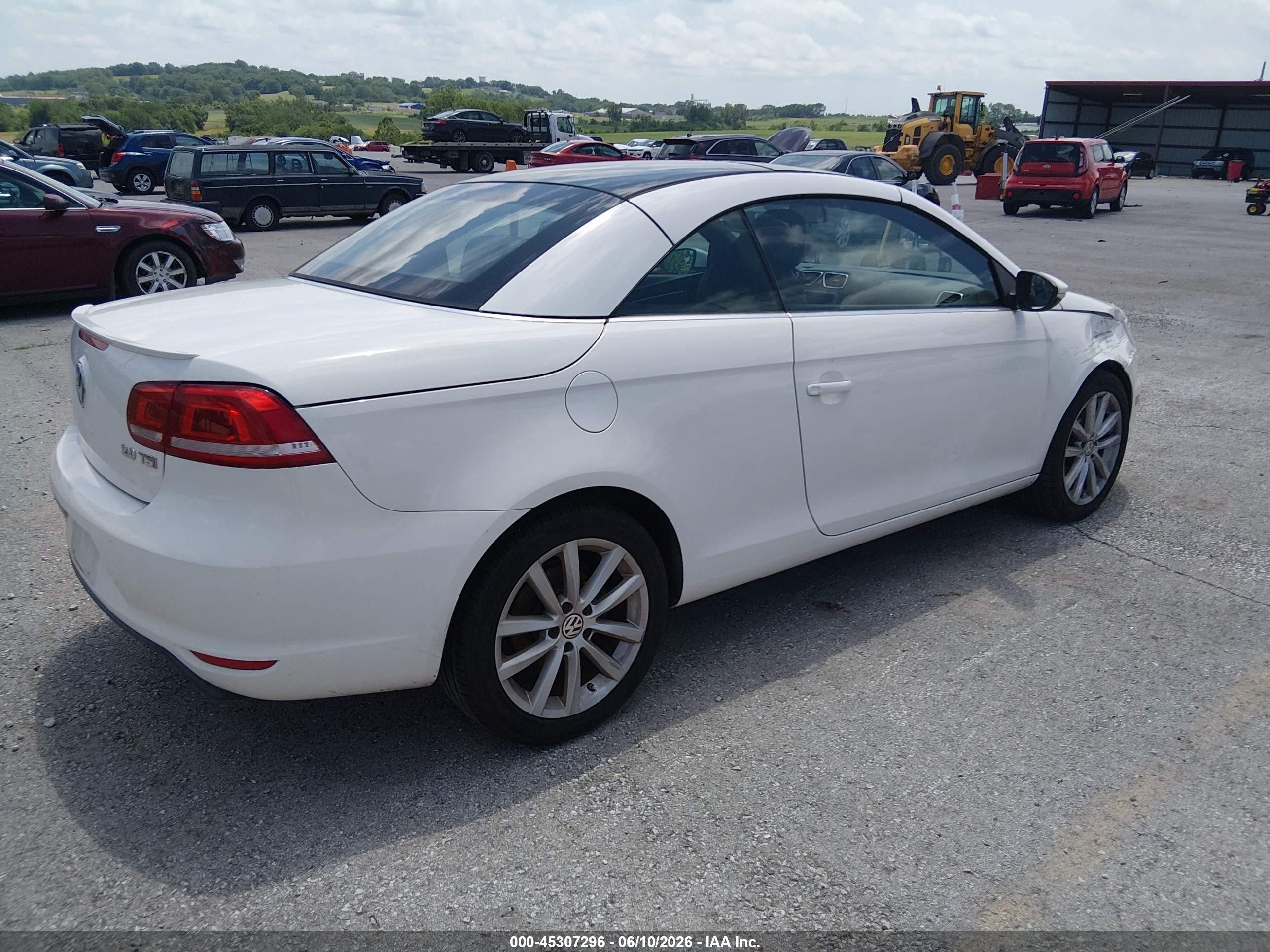 2013 Volkswagen Eos Komfort White vin: WVWBW8AH3DV005552