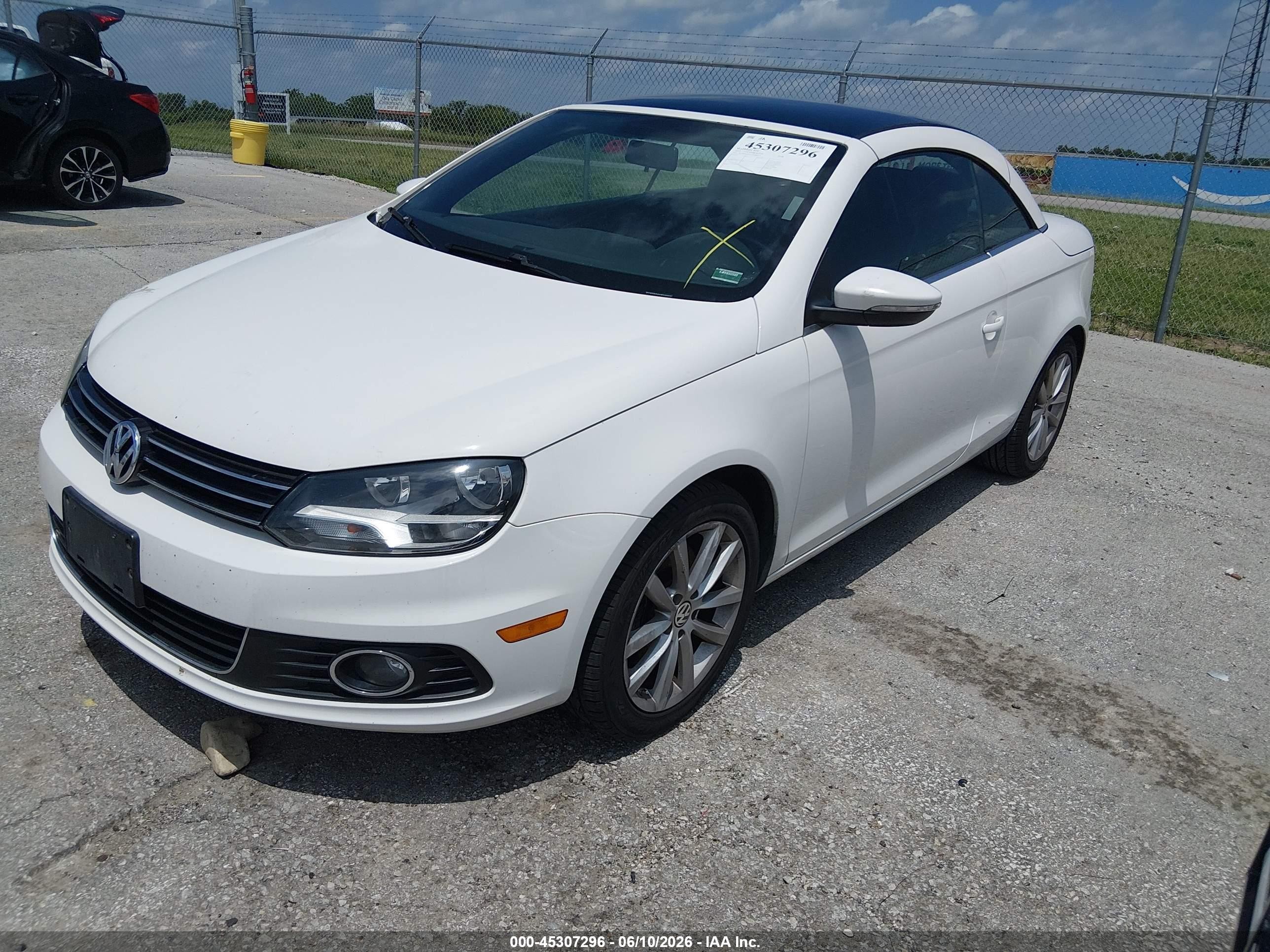 2013 Volkswagen Eos Komfort White vin: WVWBW8AH3DV005552