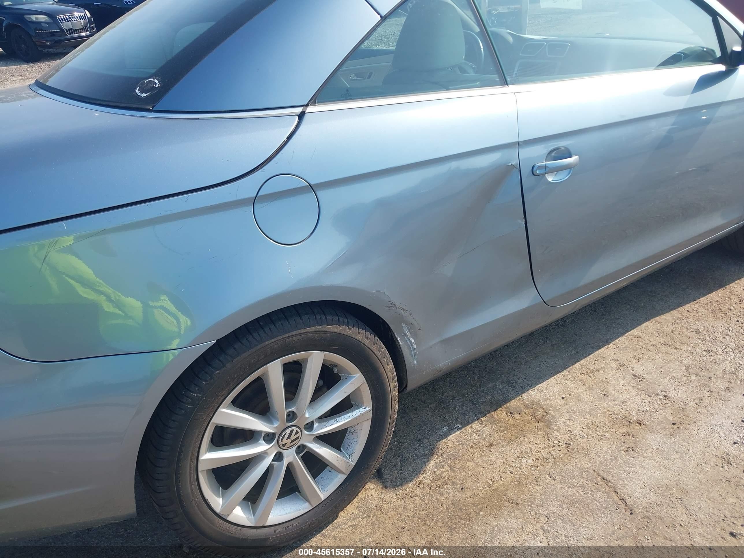 2015 Volkswagen Eos Komfort Edition Light Blue vin: WVWBW8AH3FV002525