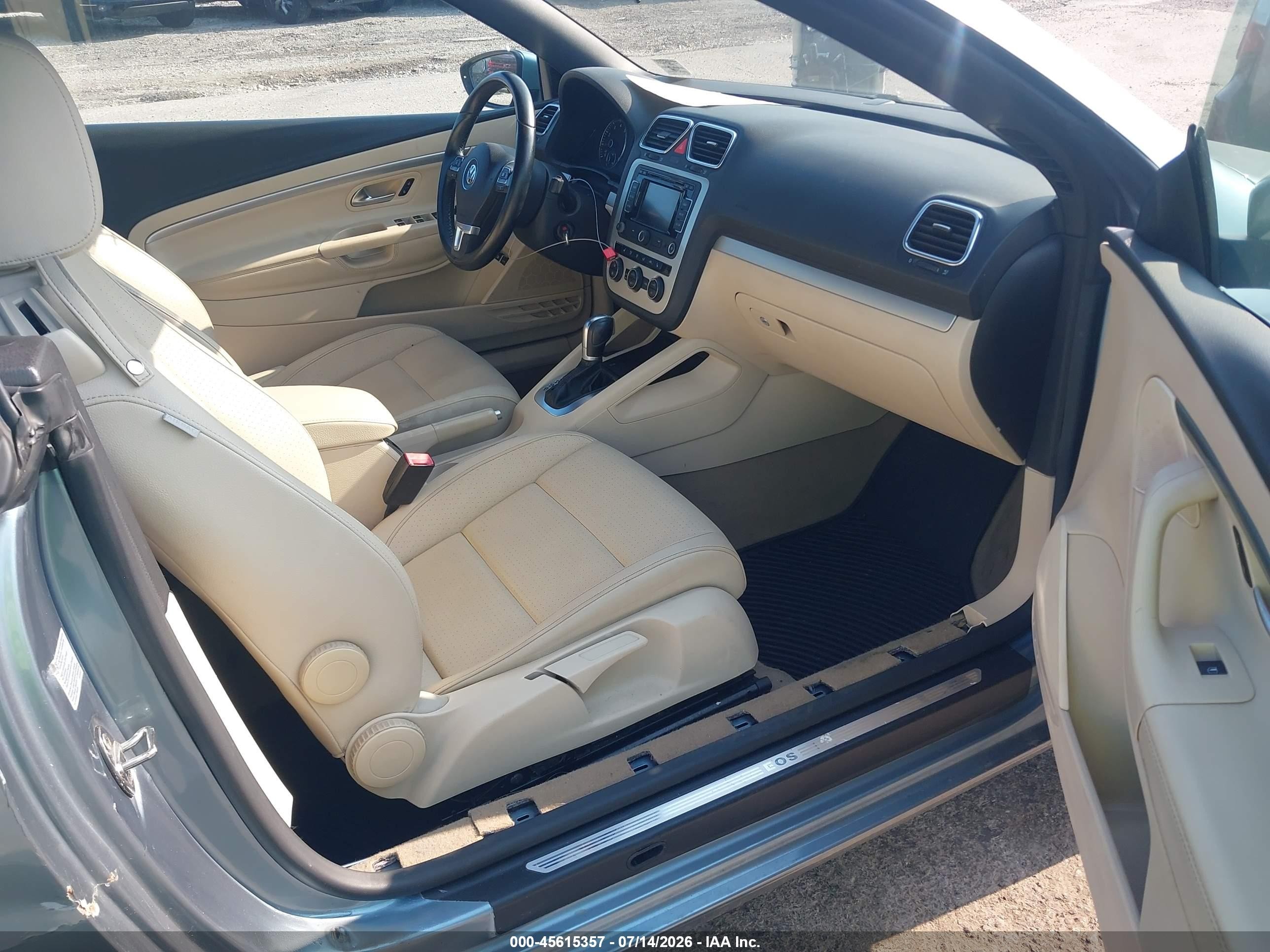 2015 Volkswagen Eos Komfort Edition Light Blue vin: WVWBW8AH3FV002525