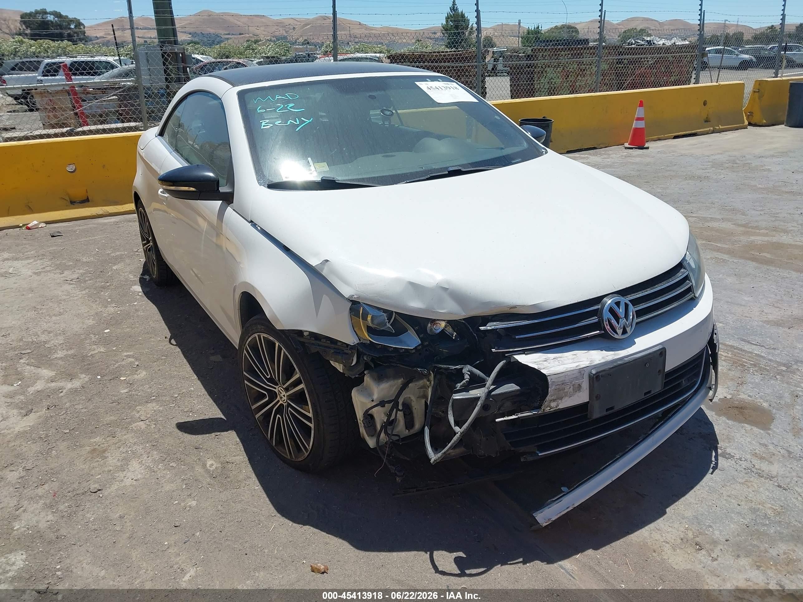 2013 Volkswagen Eos Sport White vin: WVWBW8AH4DV001865