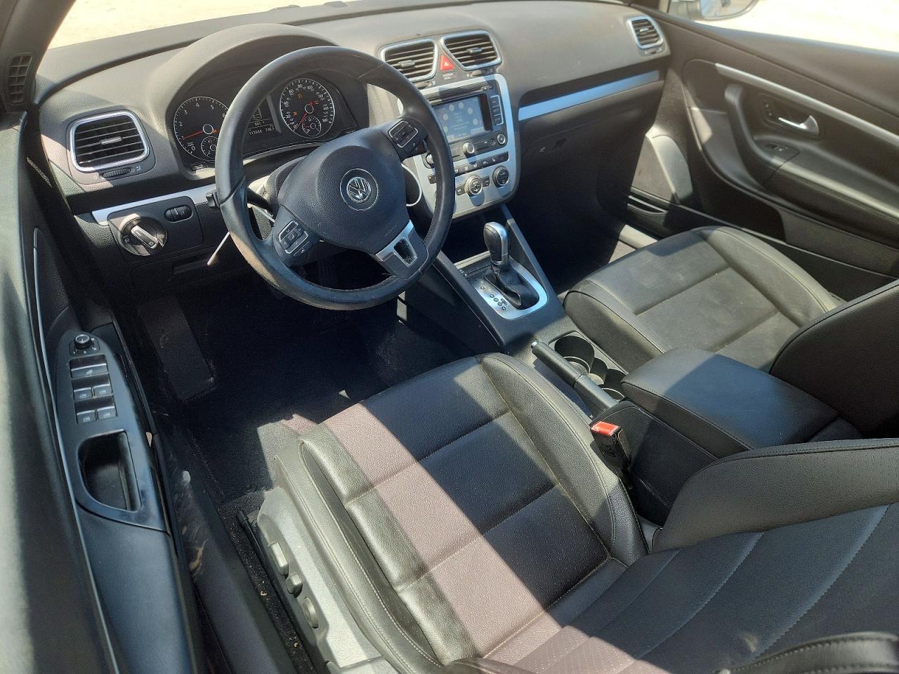 2015 Volkswagen Eos Komfort Silver vin: WVWBW8AH4FV000038