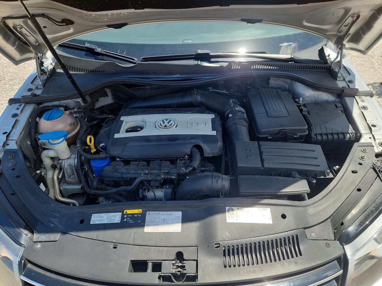 2015 Volkswagen Eos Komfort Silver vin: WVWBW8AH4FV000038