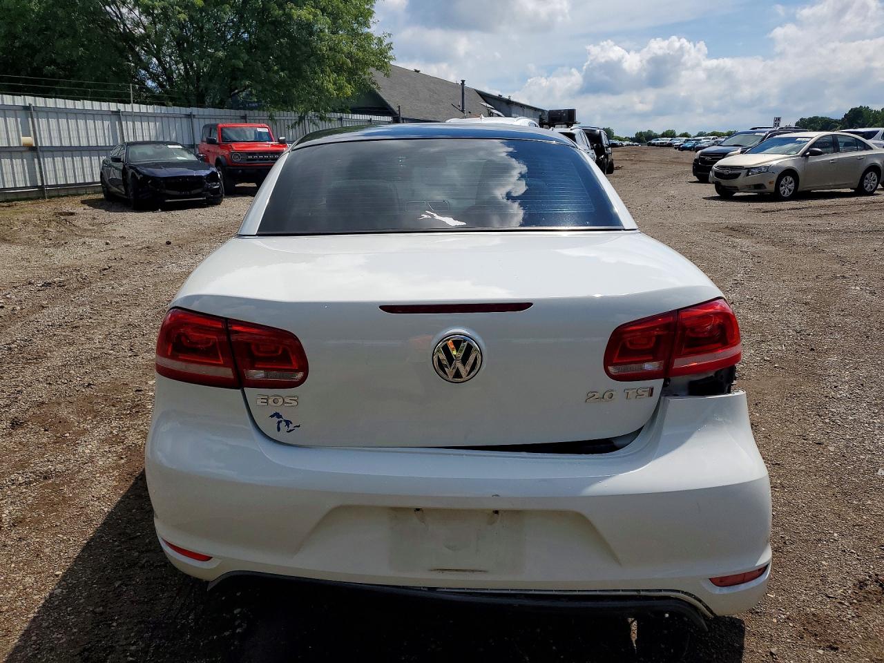2015 Volkswagen Eos Komfort White vin: WVWBW8AH4FV005692