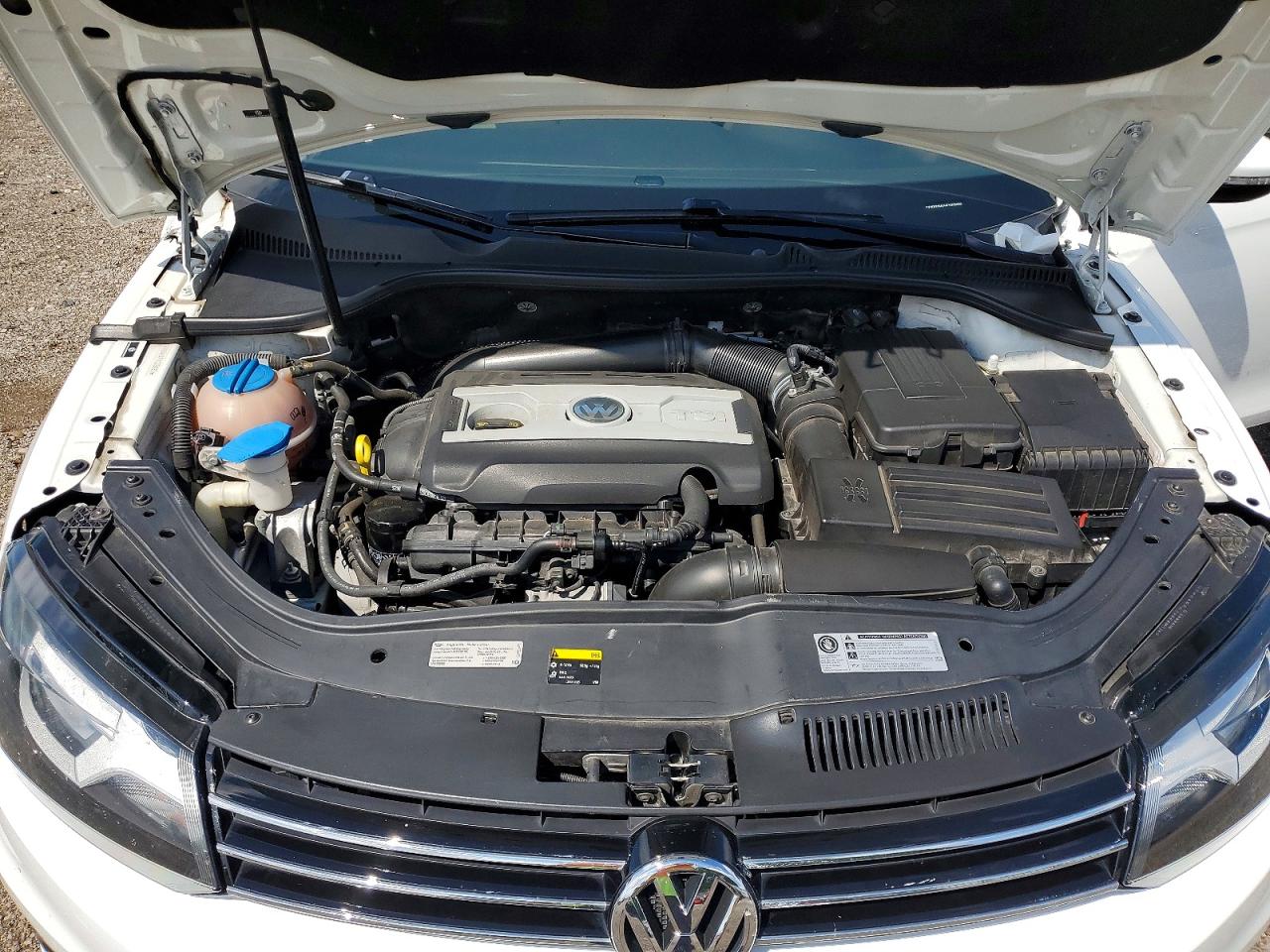 2015 Volkswagen Eos Komfort White vin: WVWBW8AH4FV005692