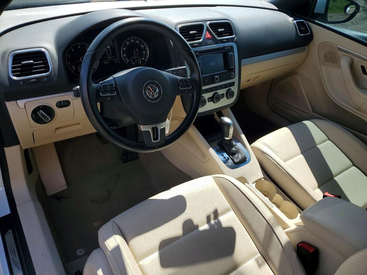 2015 Volkswagen Eos Komfort White vin: WVWBW8AH4FV005692