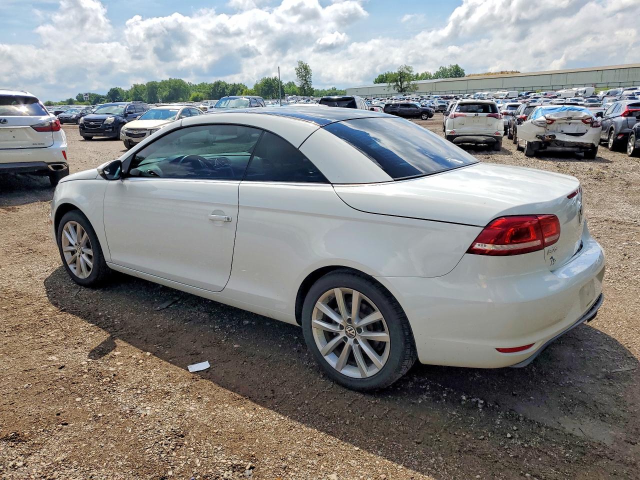 2015 Volkswagen Eos Komfort White vin: WVWBW8AH4FV005692
