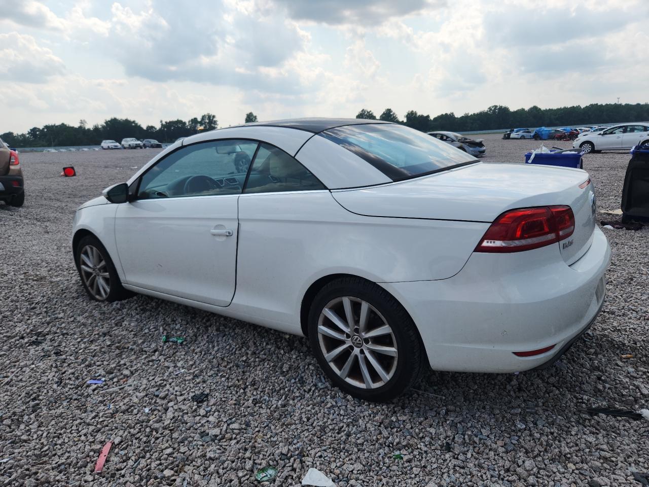 2013 Volkswagen Eos Komfort White vin: WVWBW8AH5DV006413