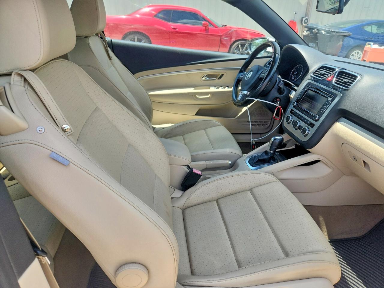 2013 Volkswagen Eos Komfort White vin: WVWBW8AH7DV000287