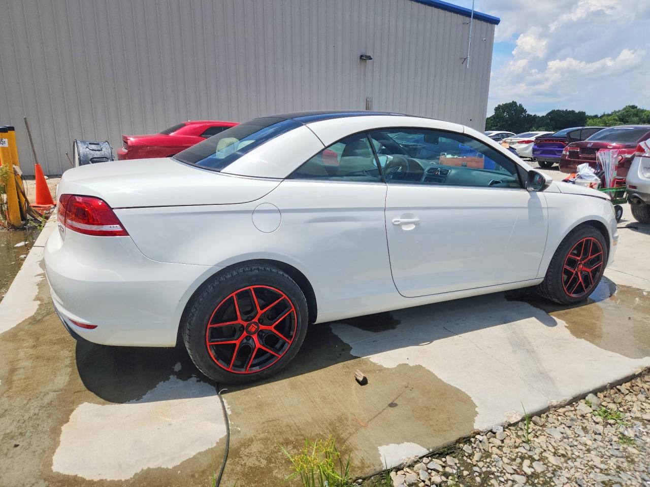 2013 Volkswagen Eos Komfort White vin: WVWBW8AH7DV000287