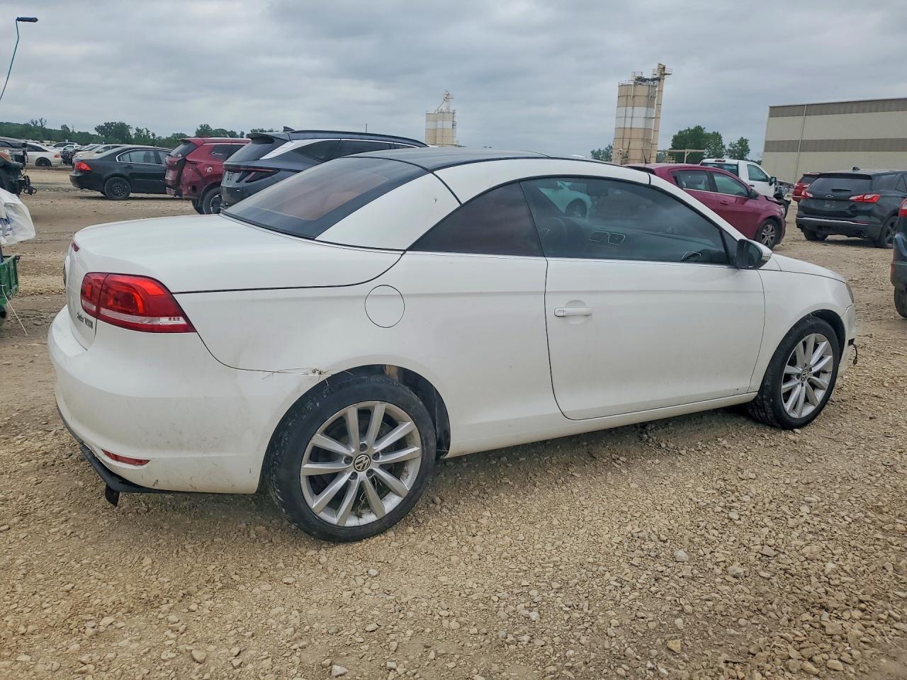 2013 Volkswagen Eos Komfort White vin: WVWBW8AH7DV001844