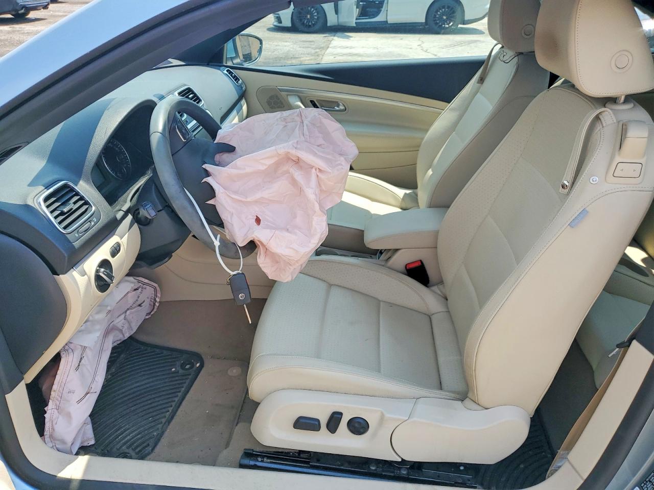 2014 Volkswagen Eos Komfort Blue vin: WVWBW8AH7EV000498