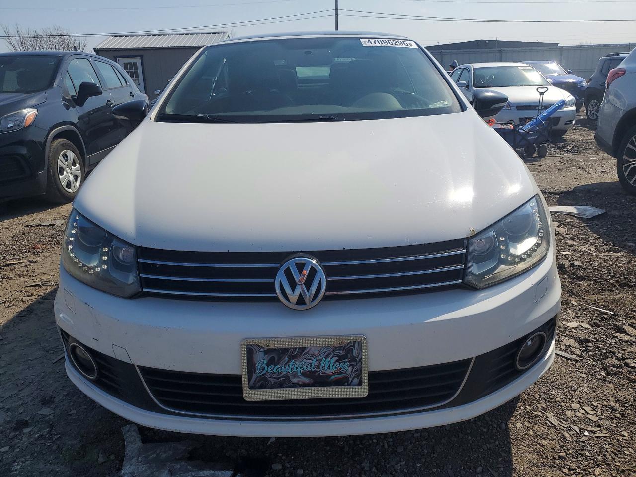 2013 Volkswagen Eos Komfort White vin: WVWBW8AH9DV005751
