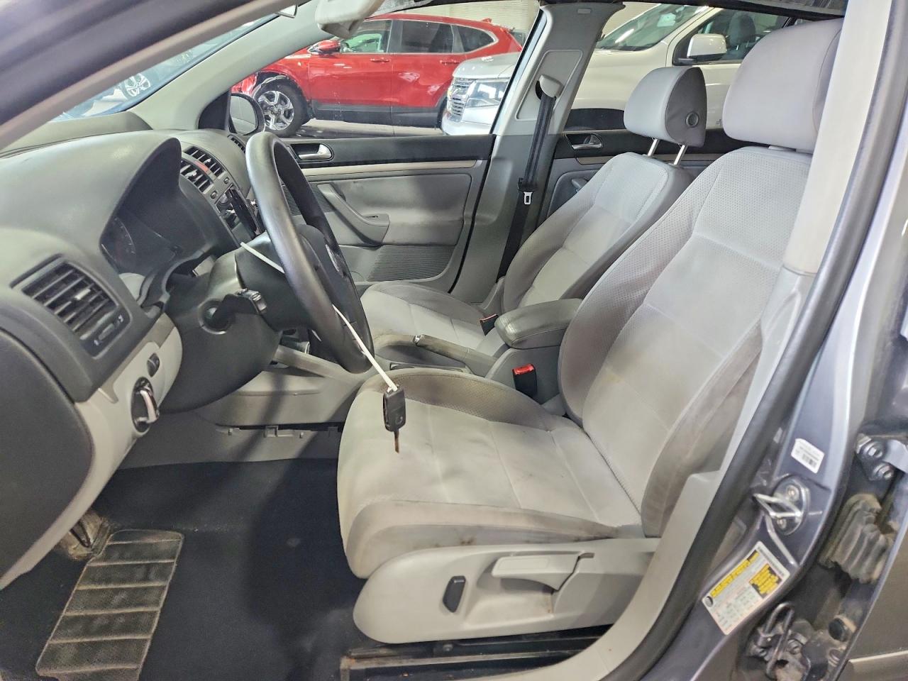2008 Volkswagen Rabbit Silver vin: WVWCB71K28W290976