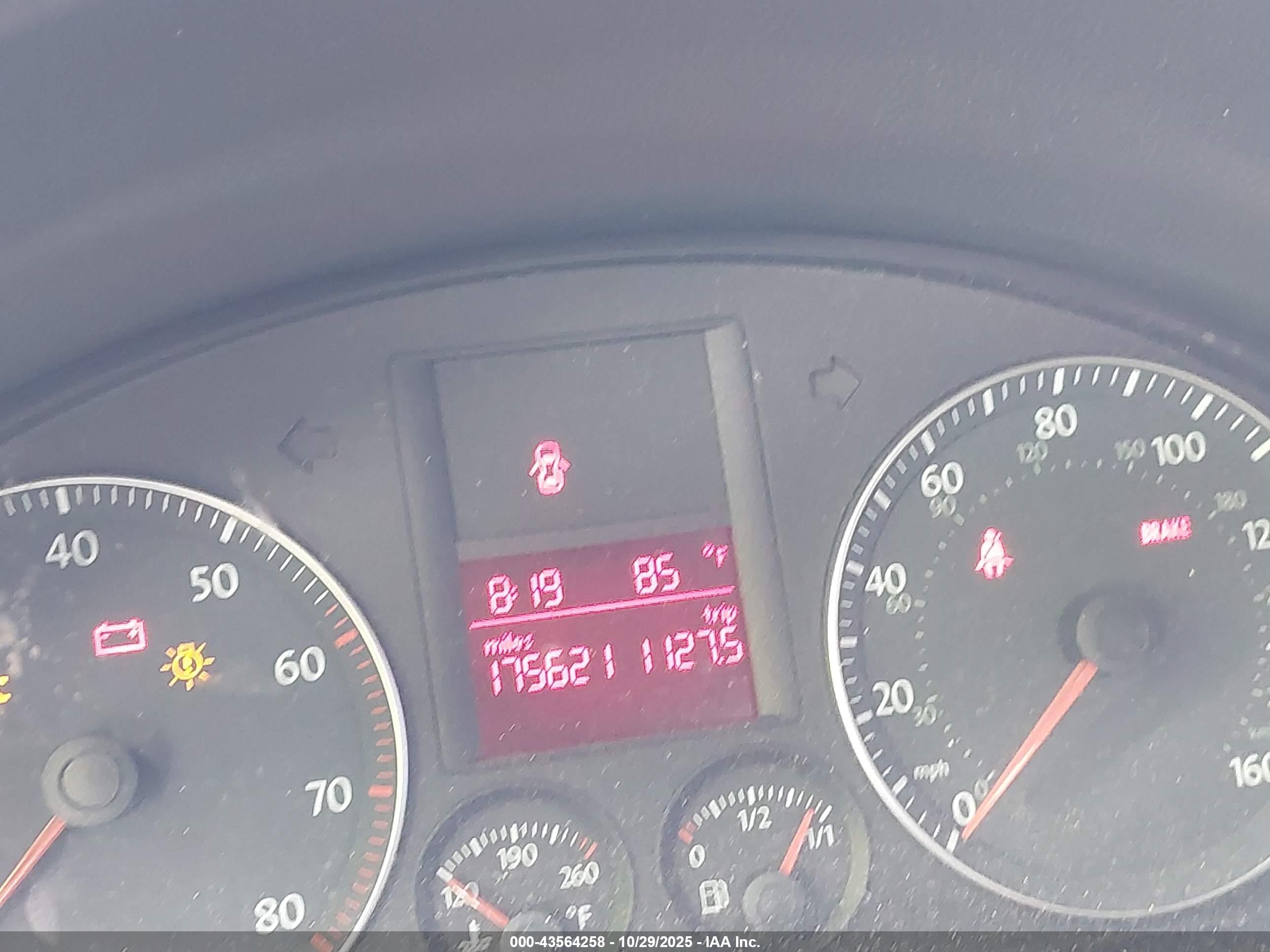 2007 Volkswagen Rabbit 4-door Серый vin: WVWCR71K77W131185