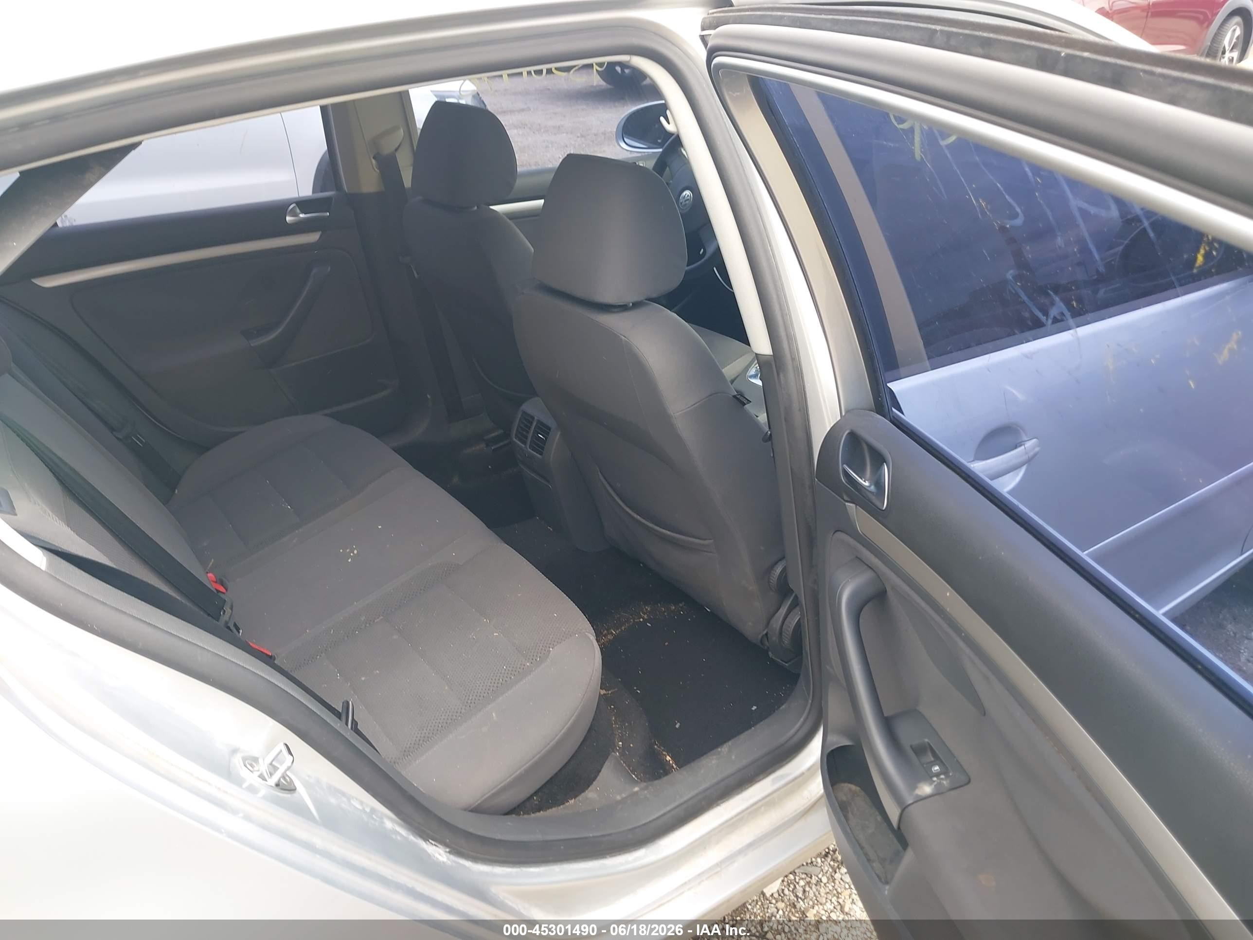 2009 Volkswagen Rabbit S Silver vin: WVWDA71K49W141218