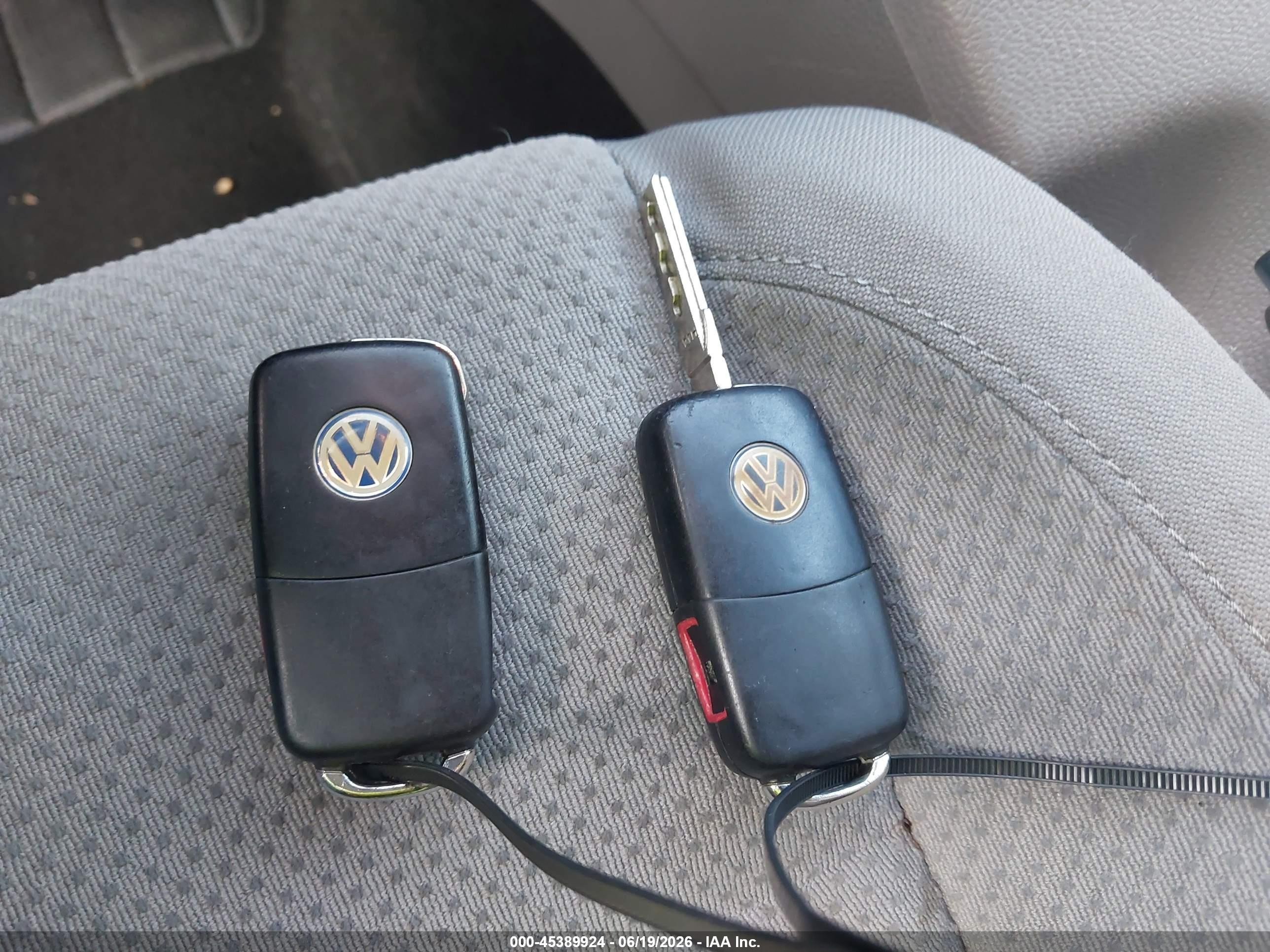 2009 Volkswagen Rabbit S Красный vin: WVWDA71K69W015300