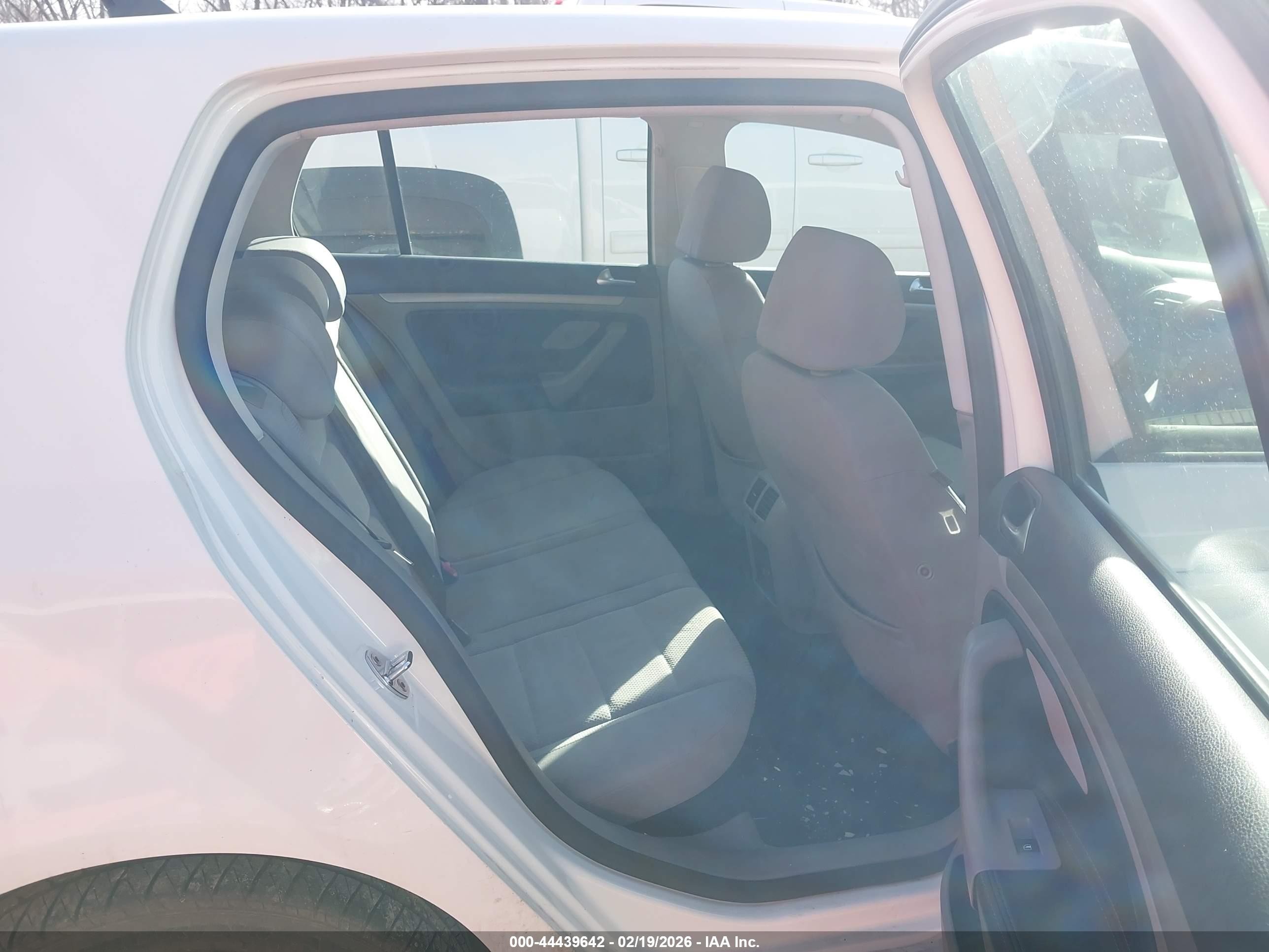 2008 Volkswagen Rabbit S Белый vin: WVWDA71K98W247033