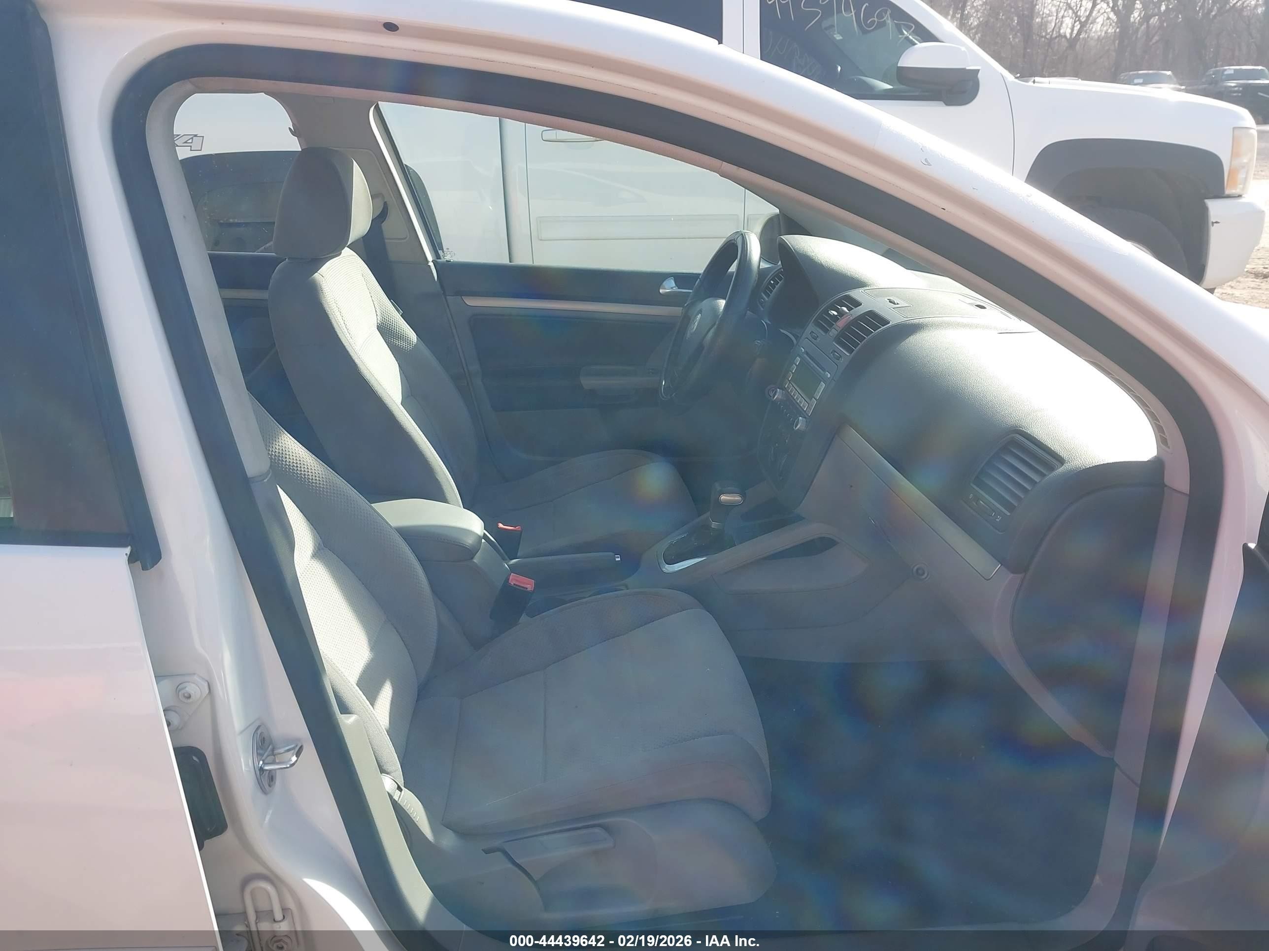 2008 Volkswagen Rabbit S Белый vin: WVWDA71K98W247033