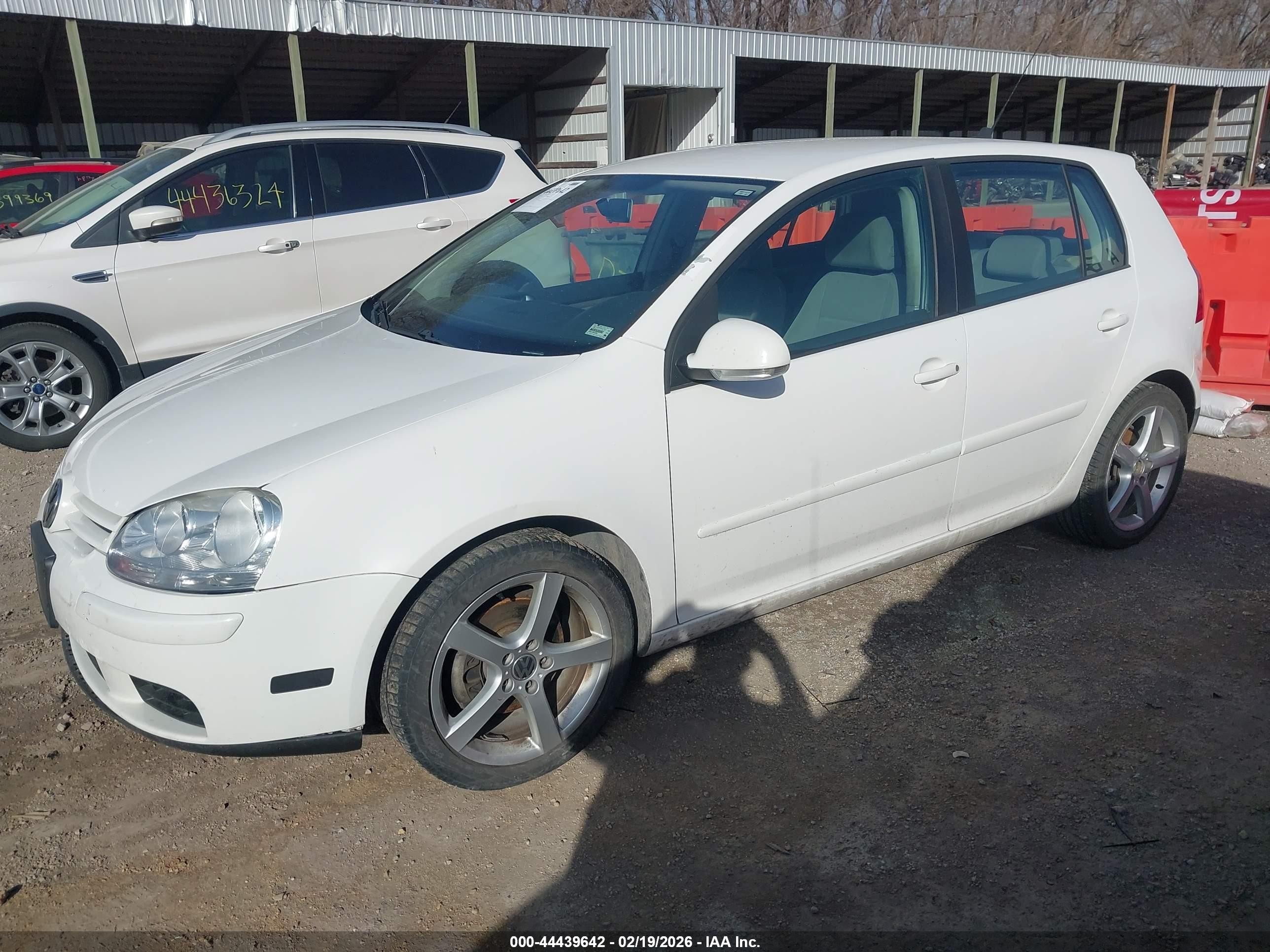 2008 Volkswagen Rabbit S Белый vin: WVWDA71K98W247033