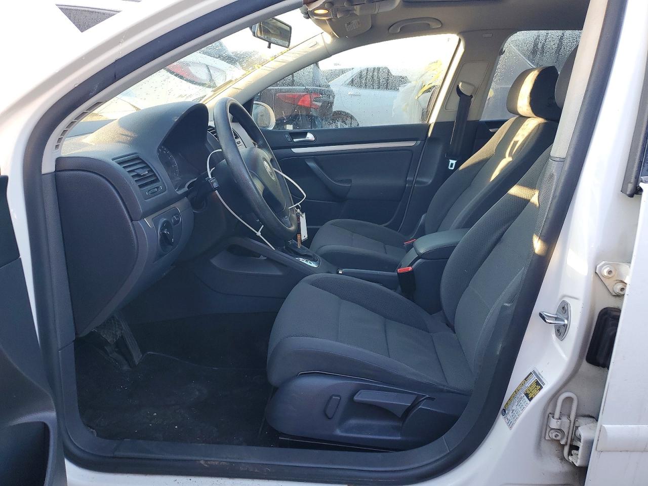 2009 Volkswagen Rabbit White vin: WVWDA71K99W024007
