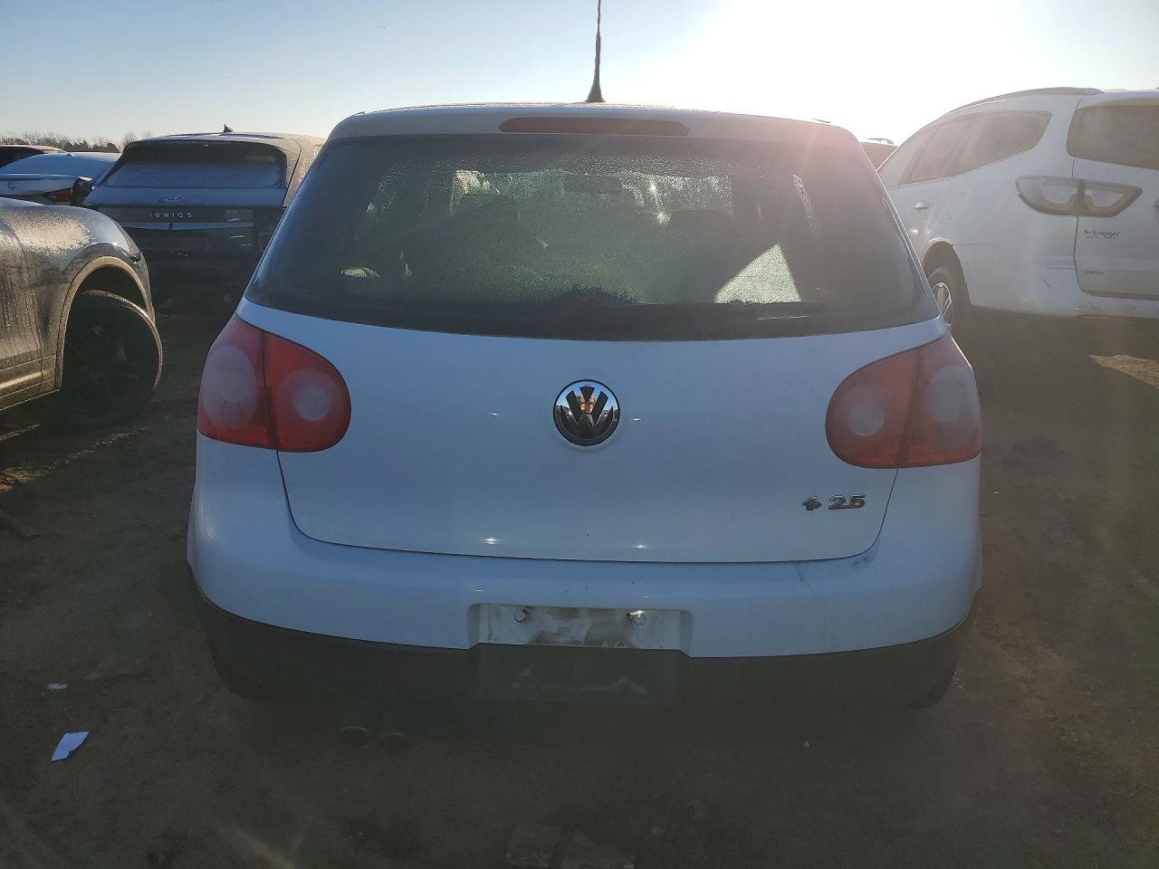 2009 Volkswagen Rabbit White vin: WVWDA71K99W024007