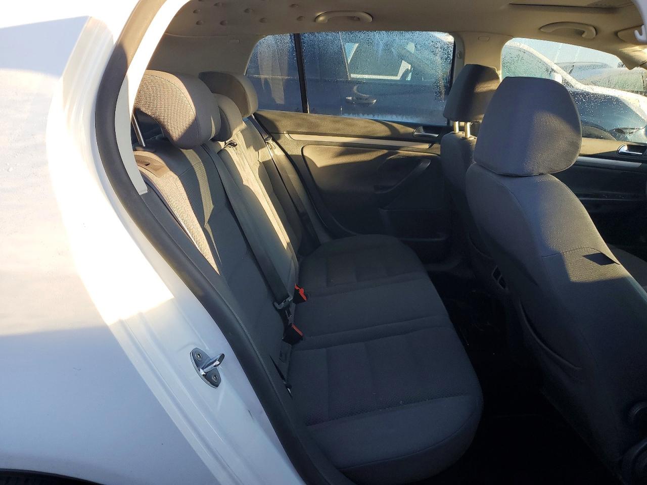 2009 Volkswagen Rabbit White vin: WVWDA71K99W024007