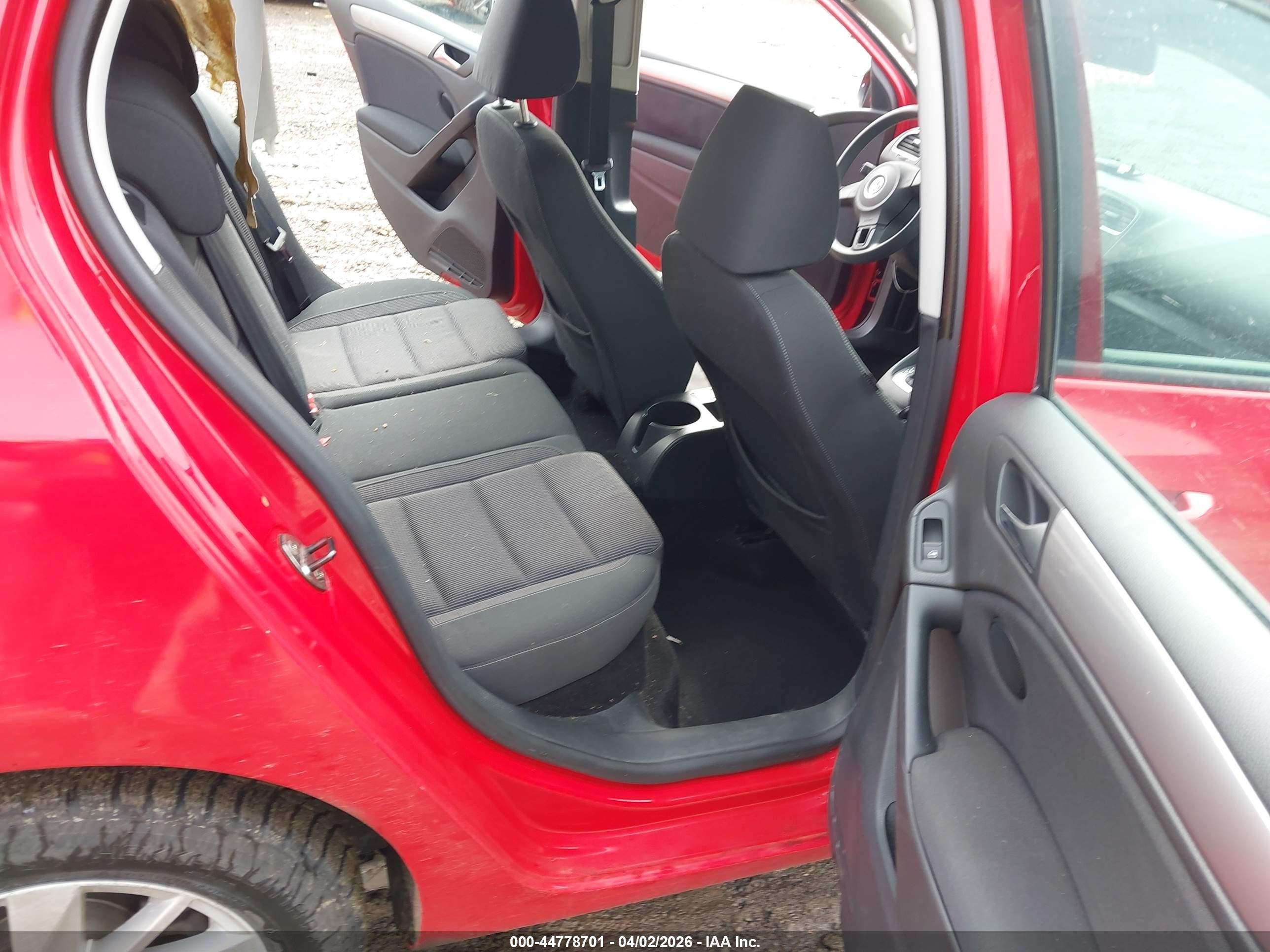 2010 Volkswagen Golf 4-door Red vin: WVWDA7AJ5AW242974