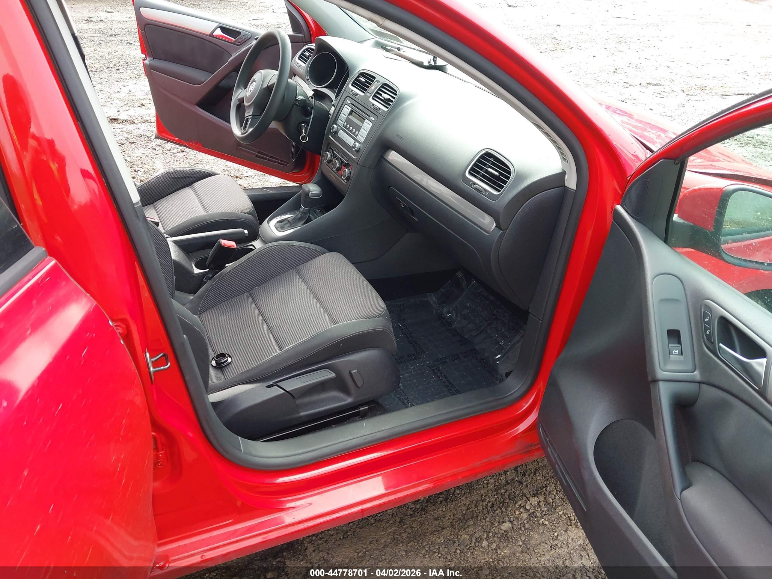 2010 Volkswagen Golf 4-door Red vin: WVWDA7AJ5AW242974