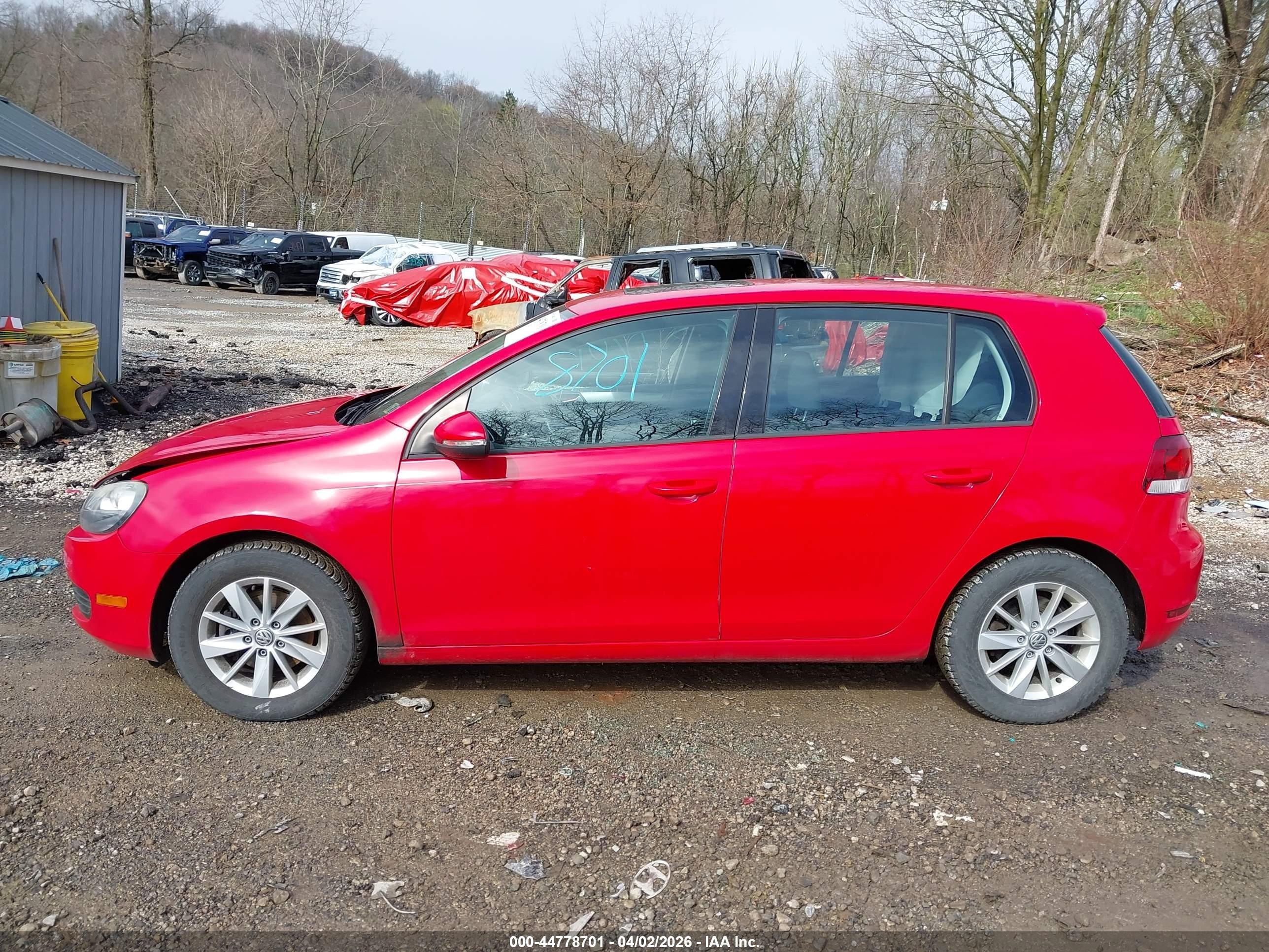 2010 Volkswagen Golf 4-door Red vin: WVWDA7AJ5AW242974