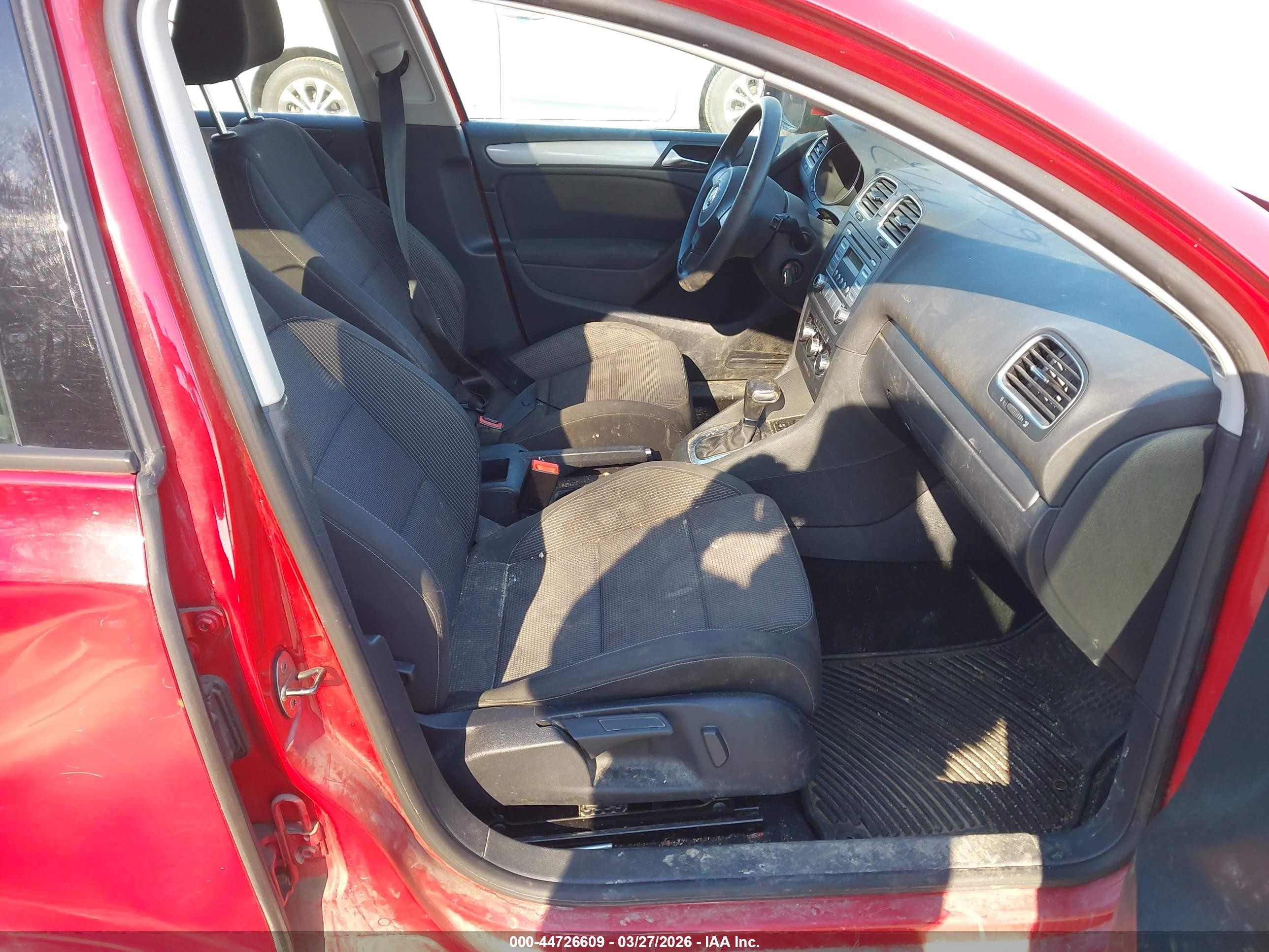 2010 Volkswagen Golf 4-door Red vin: WVWDA7AJ6AW294291