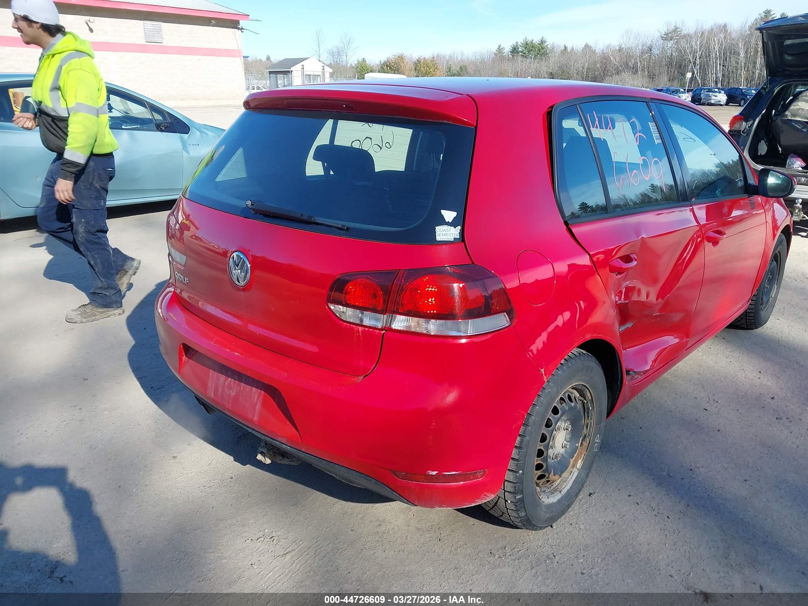 2010 Volkswagen Golf 4-door Red vin: WVWDA7AJ6AW294291