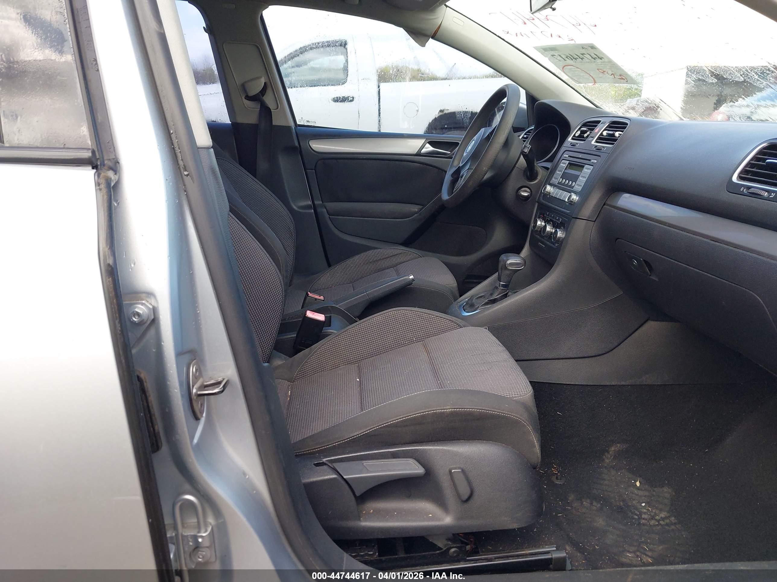 2010 Volkswagen Golf 4-door Серебряный vin: WVWDA7AJ8AW085909