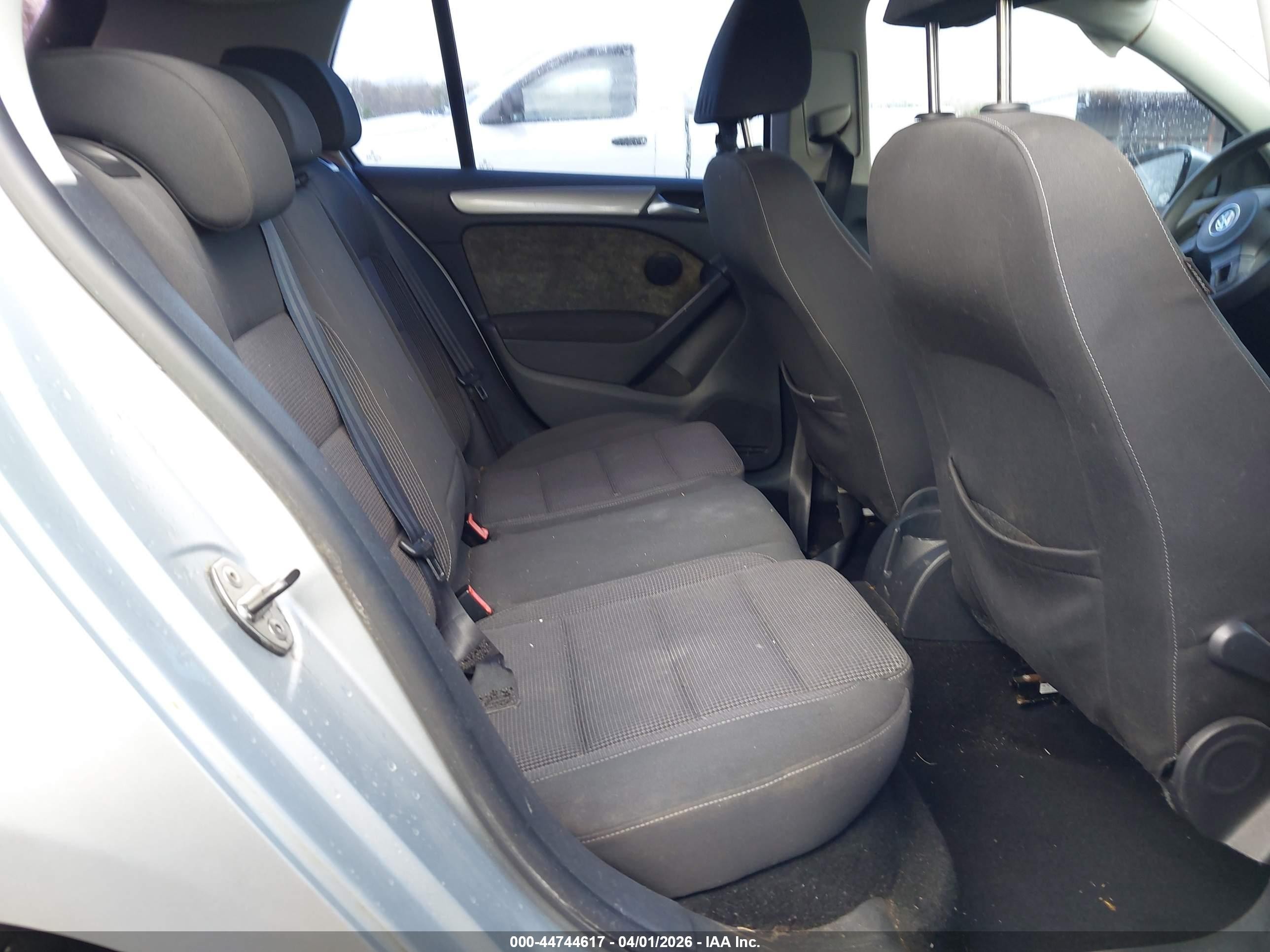 2010 Volkswagen Golf 4-door Серебряный vin: WVWDA7AJ8AW085909