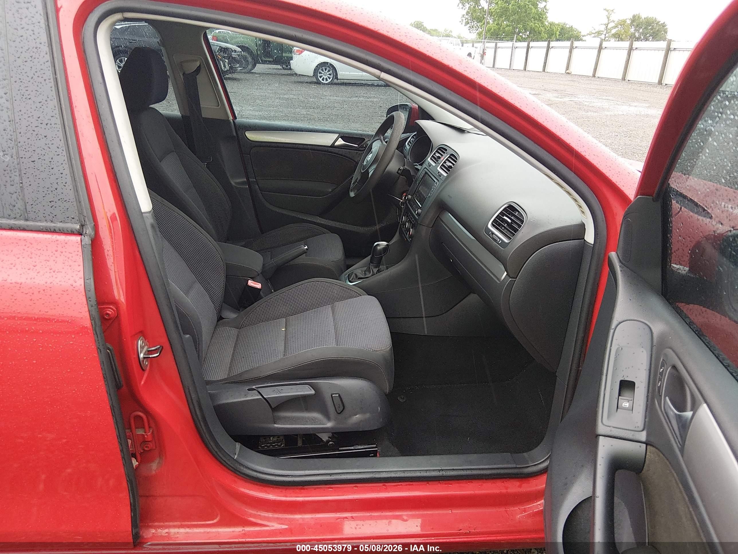 2013 Volkswagen Golf 2.5l 4-door Red vin: WVWDA7AJXDW025781