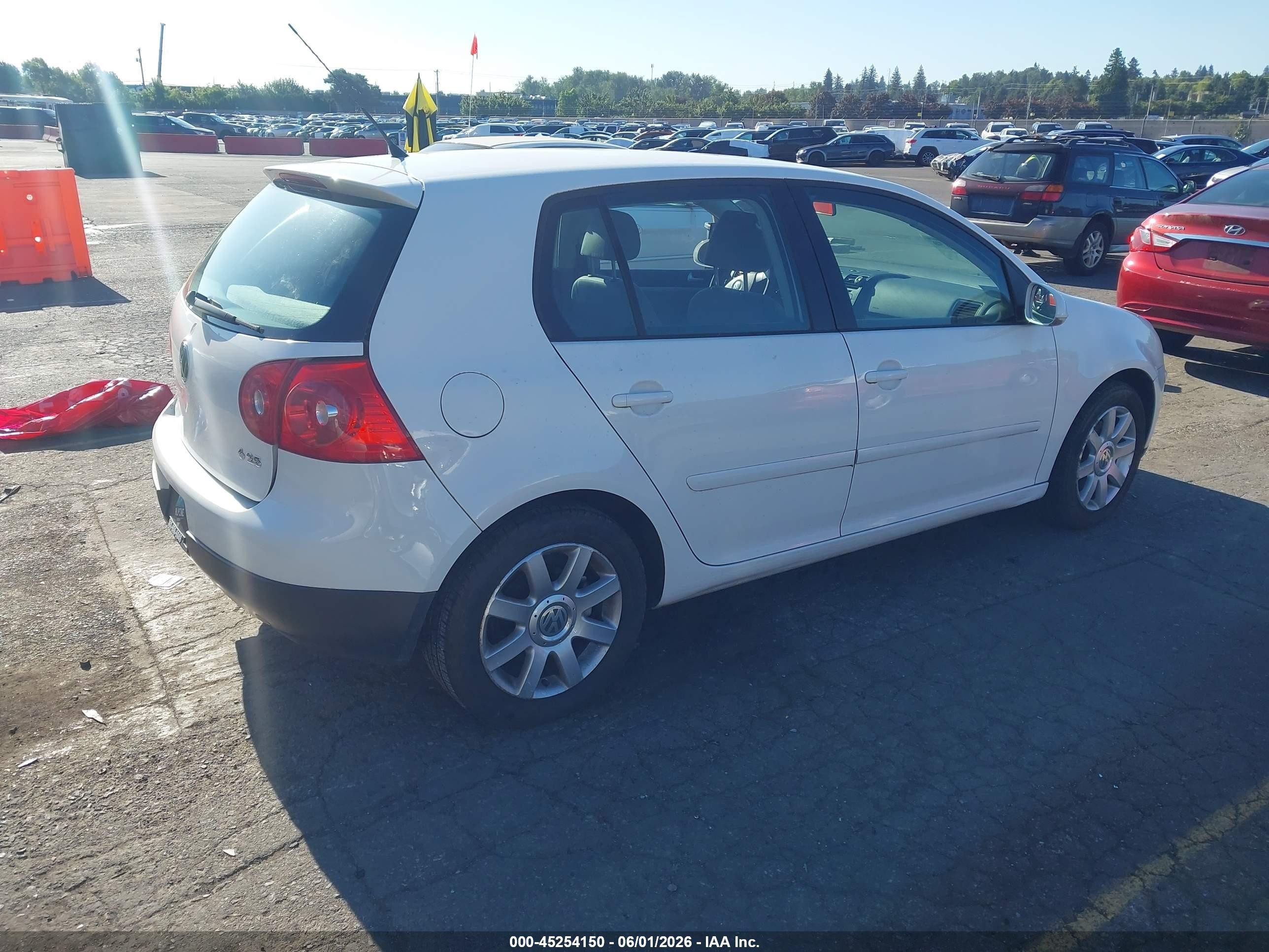 2009 Volkswagen Rabbit S White vin: WVWDB71K69W048911