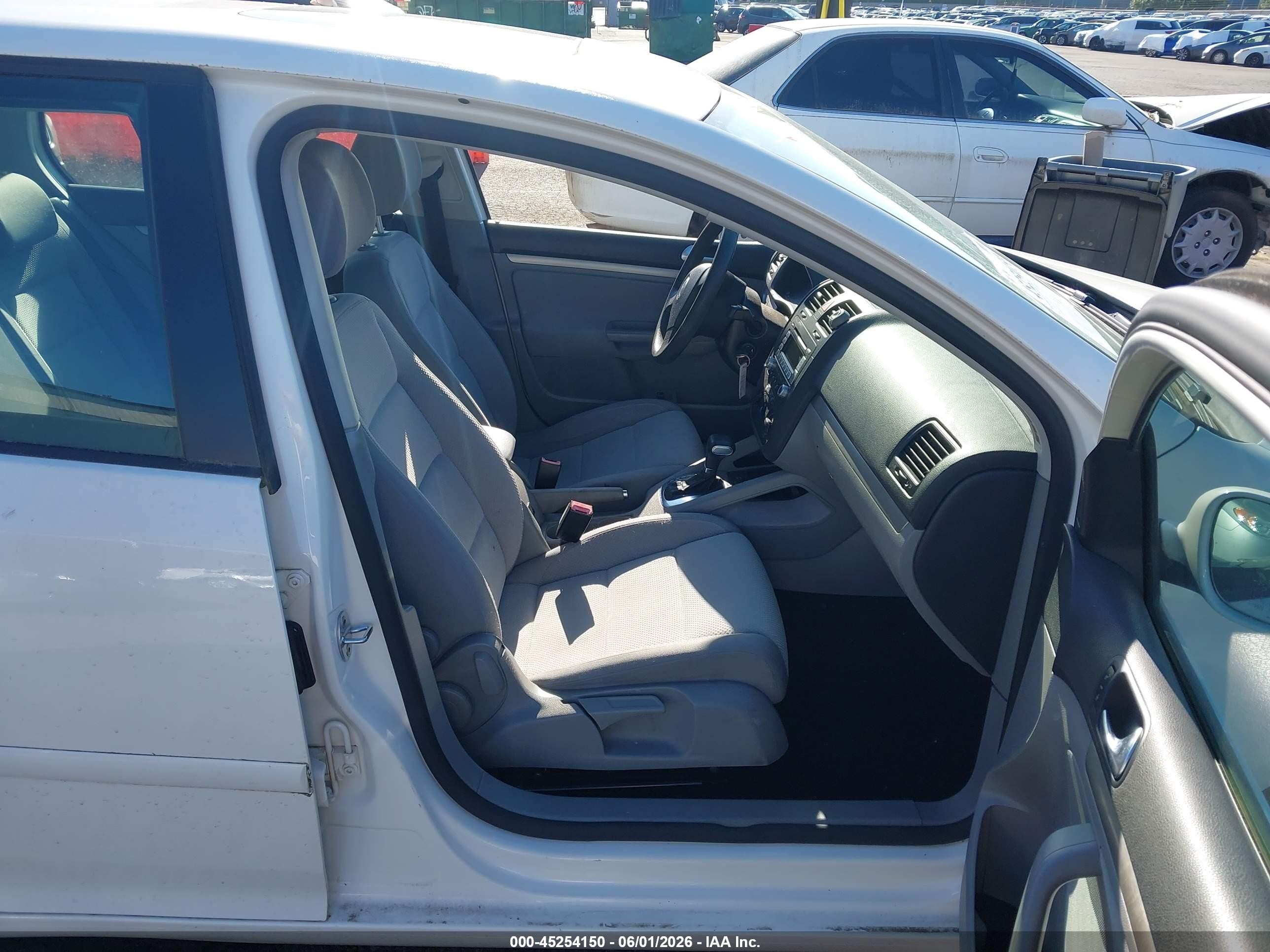 2009 Volkswagen Rabbit S White vin: WVWDB71K69W048911