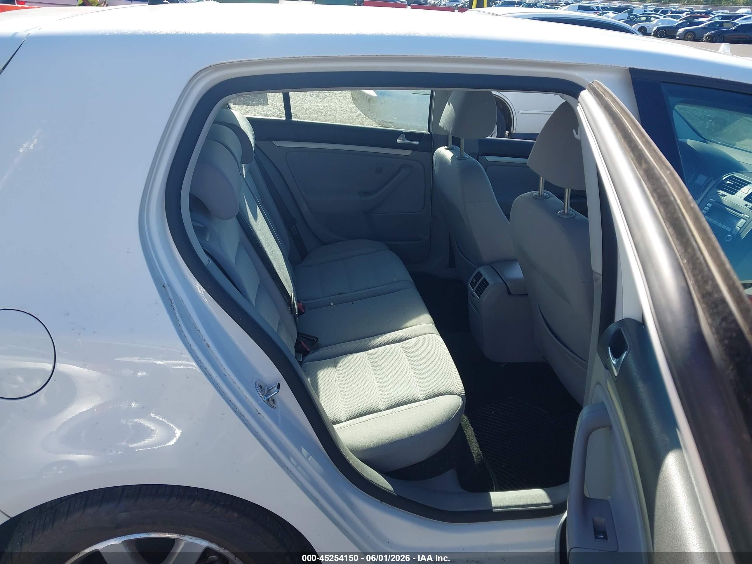 2009 Volkswagen Rabbit S White vin: WVWDB71K69W048911