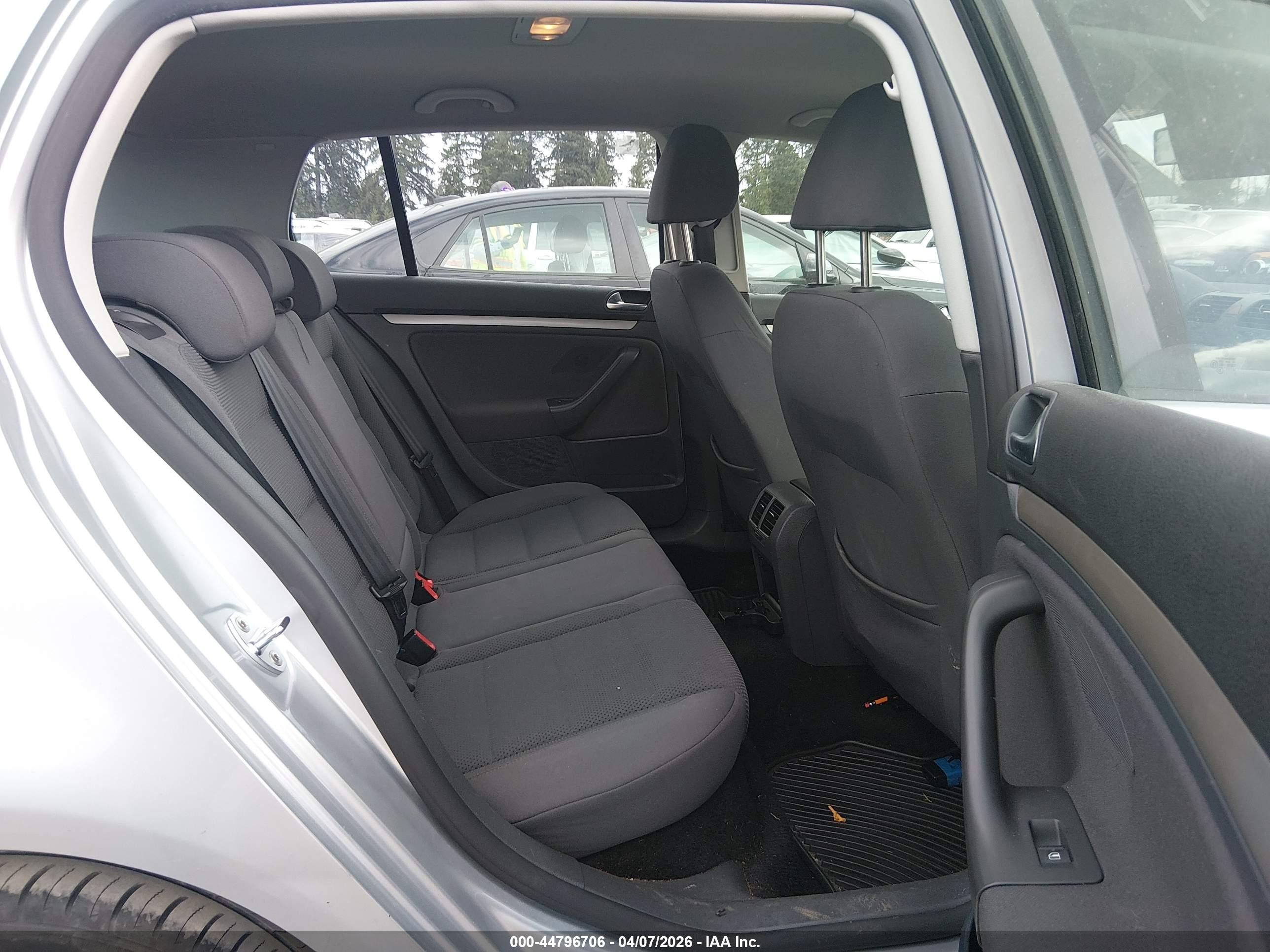 2009 Volkswagen Rabbit S Серебряный vin: WVWDB71K79W038792