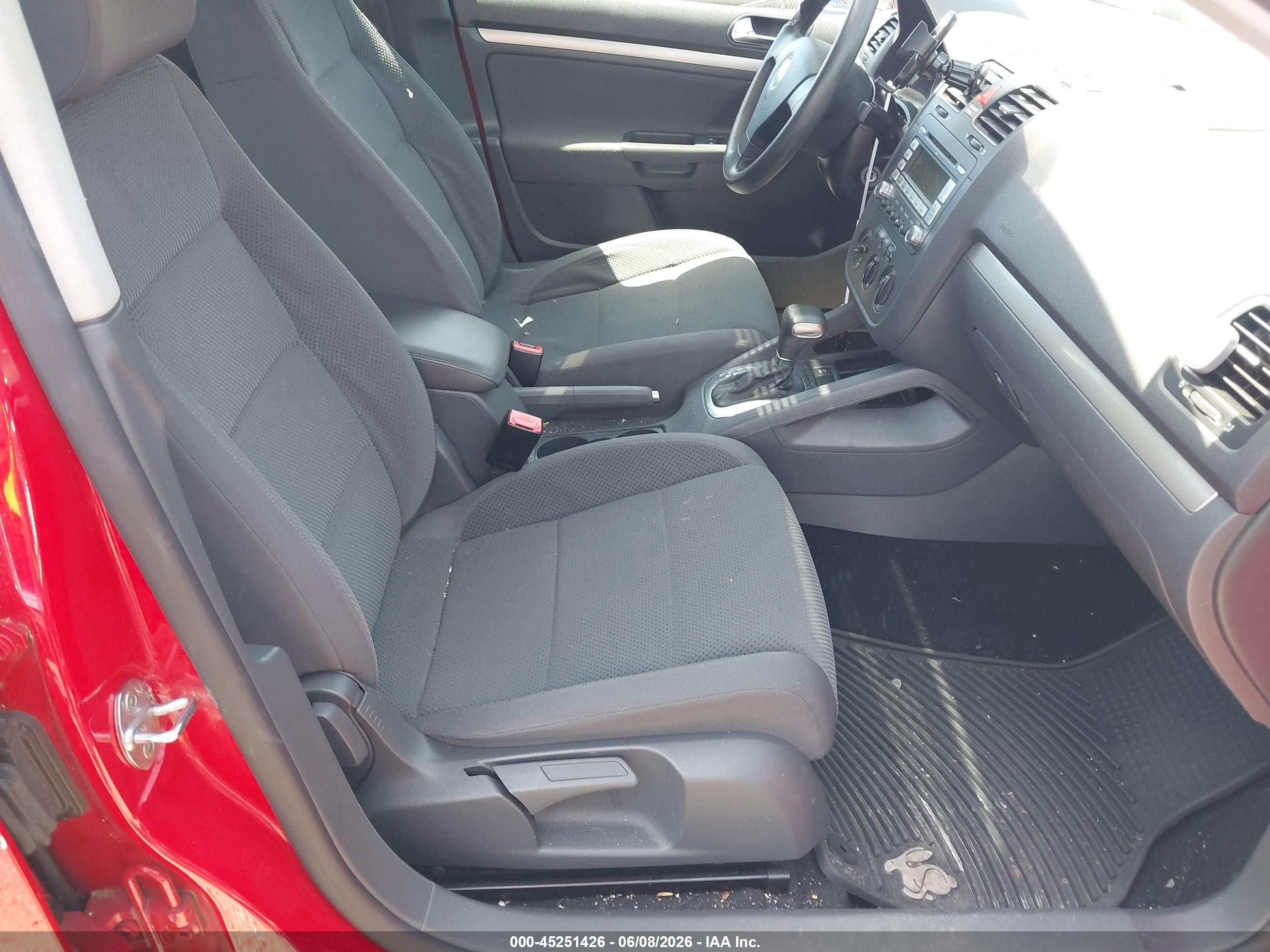 2009 Volkswagen Rabbit S Red vin: WVWDB71K79W141887