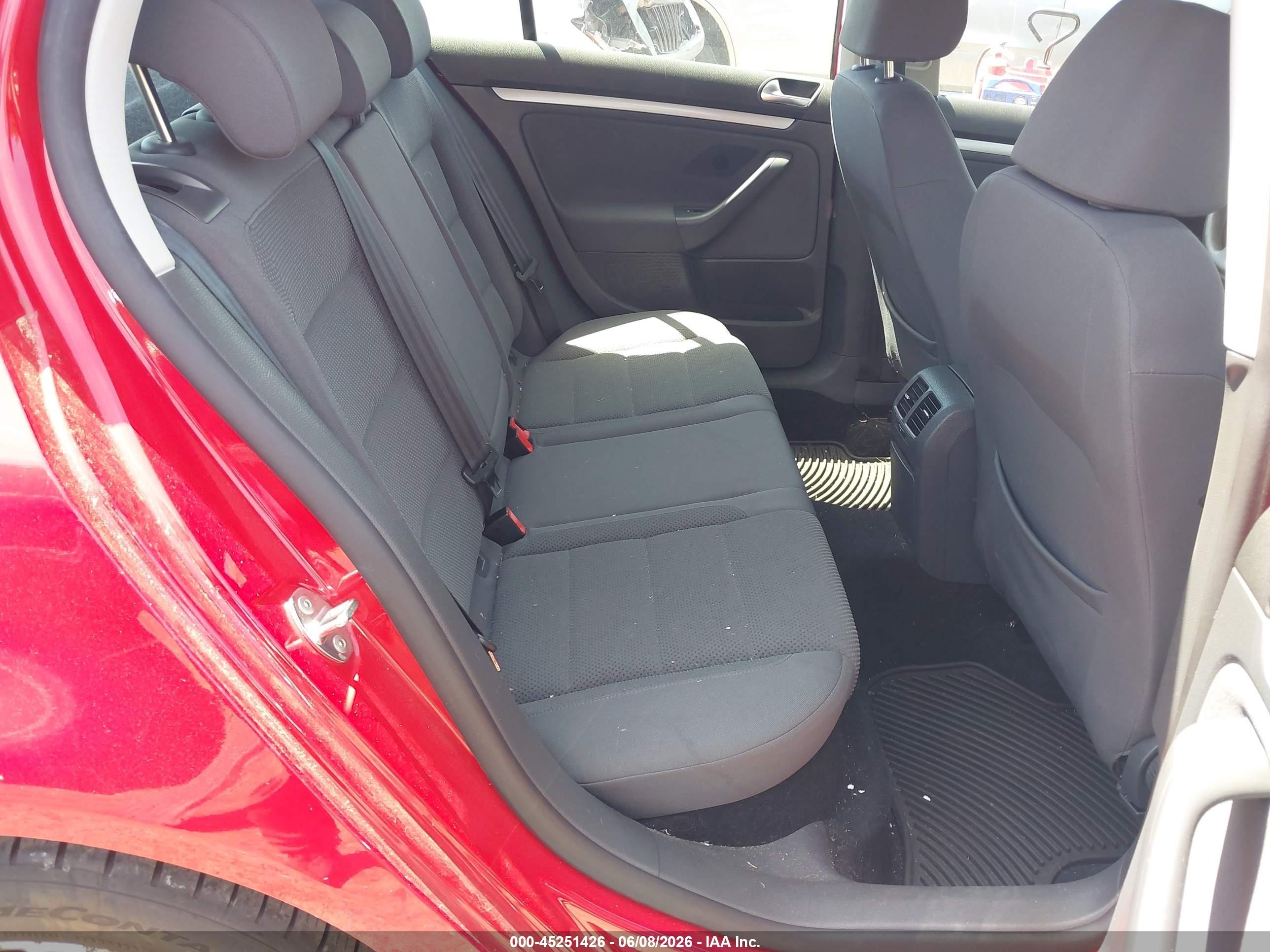 2009 Volkswagen Rabbit S Red vin: WVWDB71K79W141887