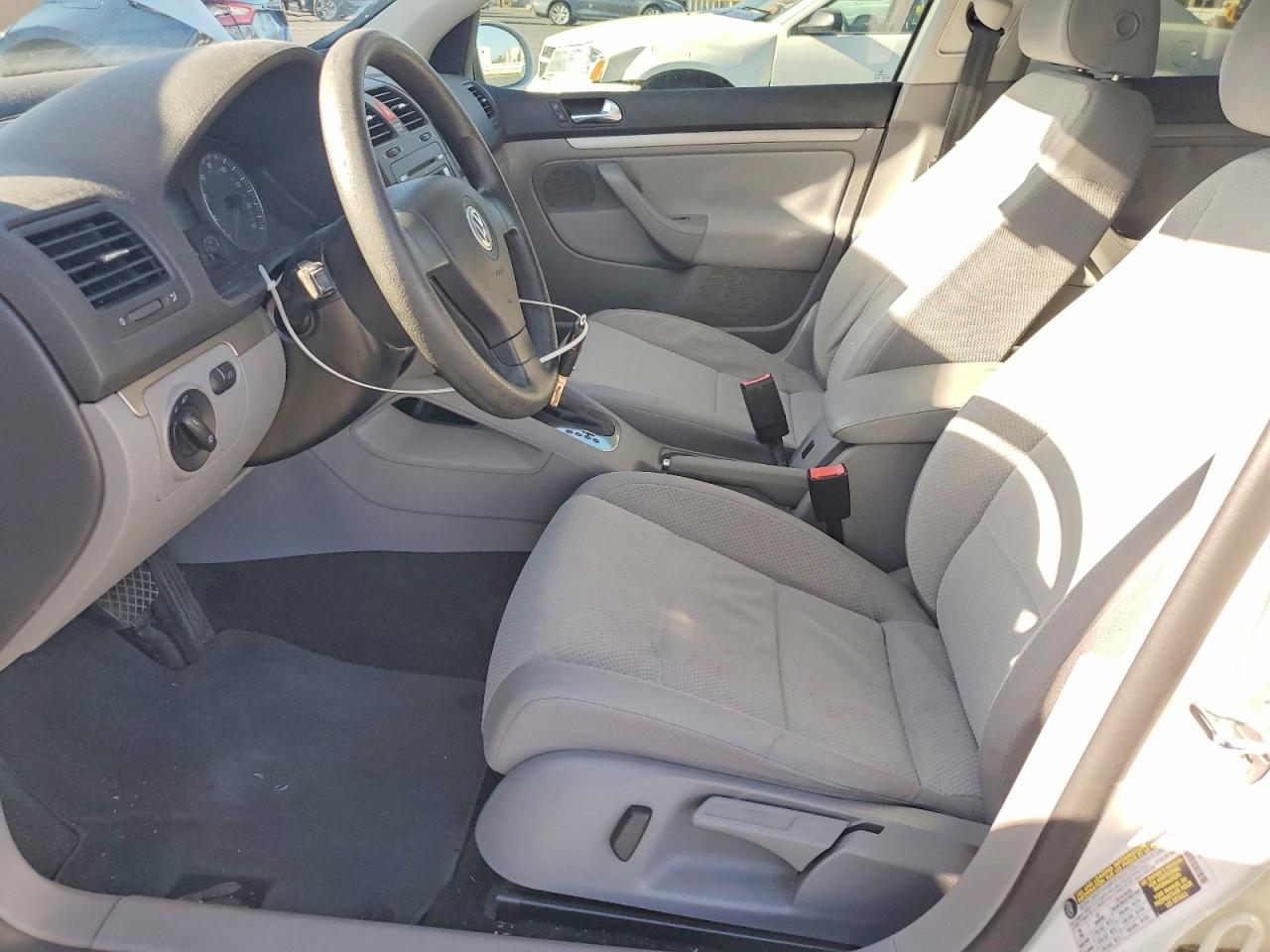 2009 Volkswagen Rabbit White vin: WVWDB71K89W130705
