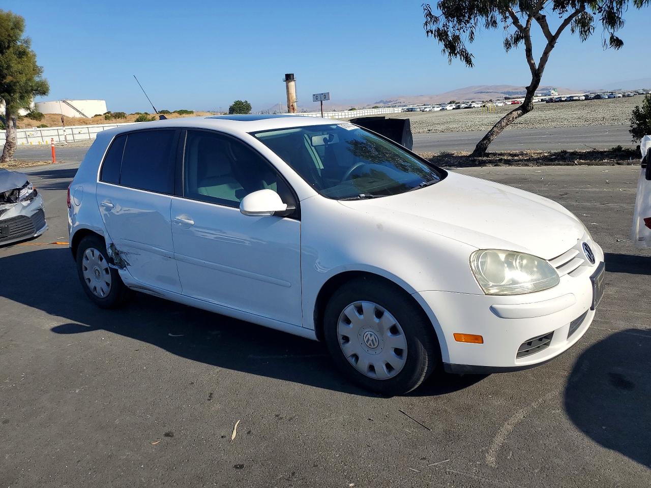 2009 Volkswagen Rabbit White vin: WVWDB71K89W130705