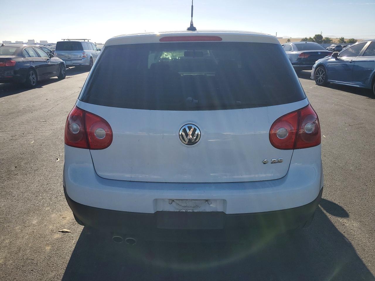 2009 Volkswagen Rabbit White vin: WVWDB71K89W130705