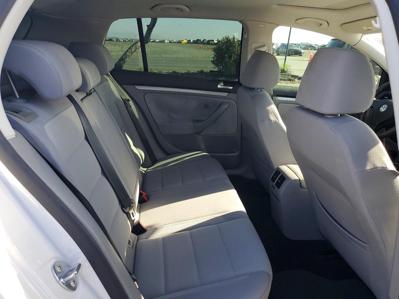 2009 Volkswagen Rabbit White vin: WVWDB71K89W130705