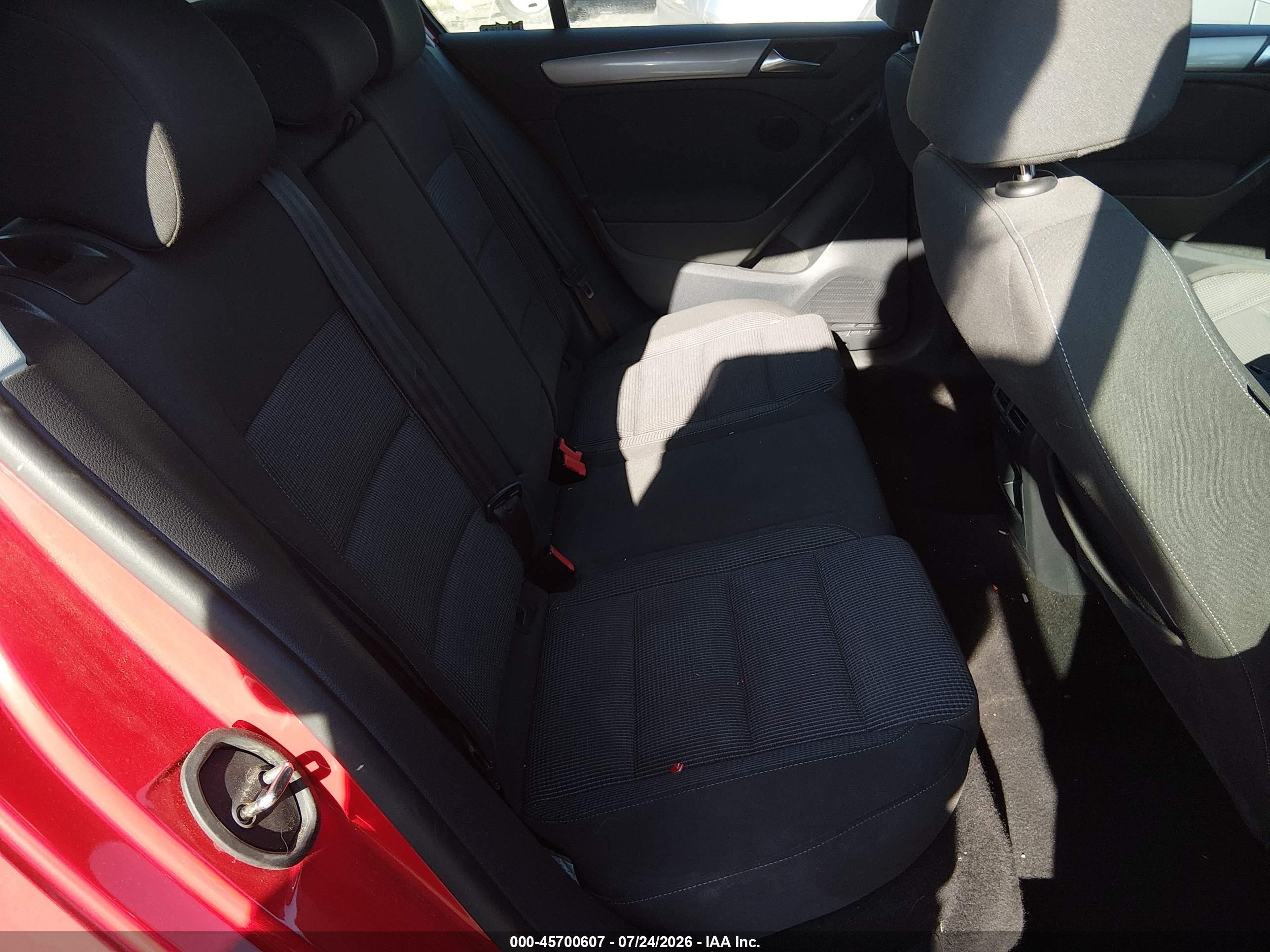 2013 Volkswagen Golf 2.5l 4-door Red vin: WVWDB7AJ1DW141450