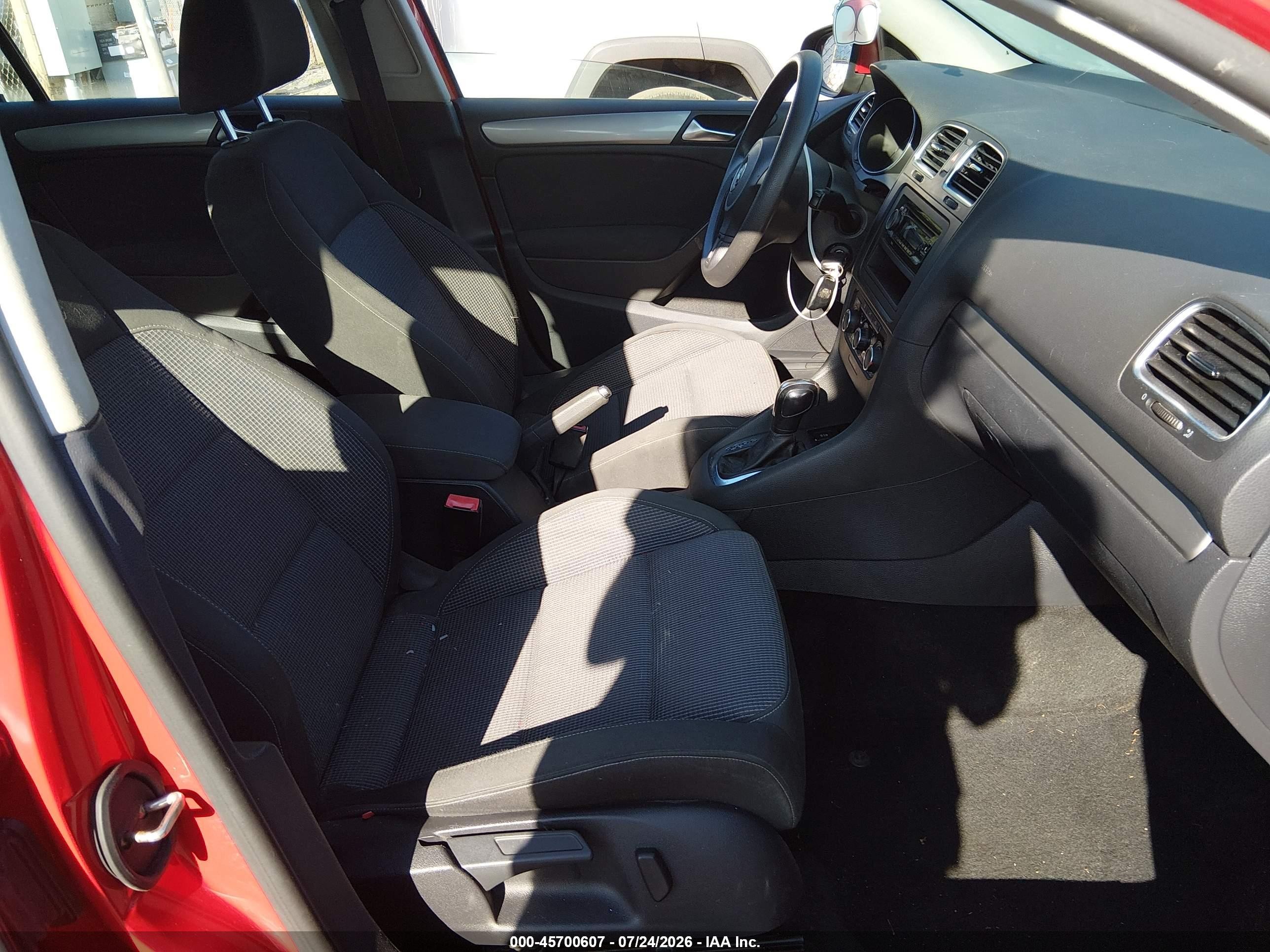 2013 Volkswagen Golf 2.5l 4-door Red vin: WVWDB7AJ1DW141450