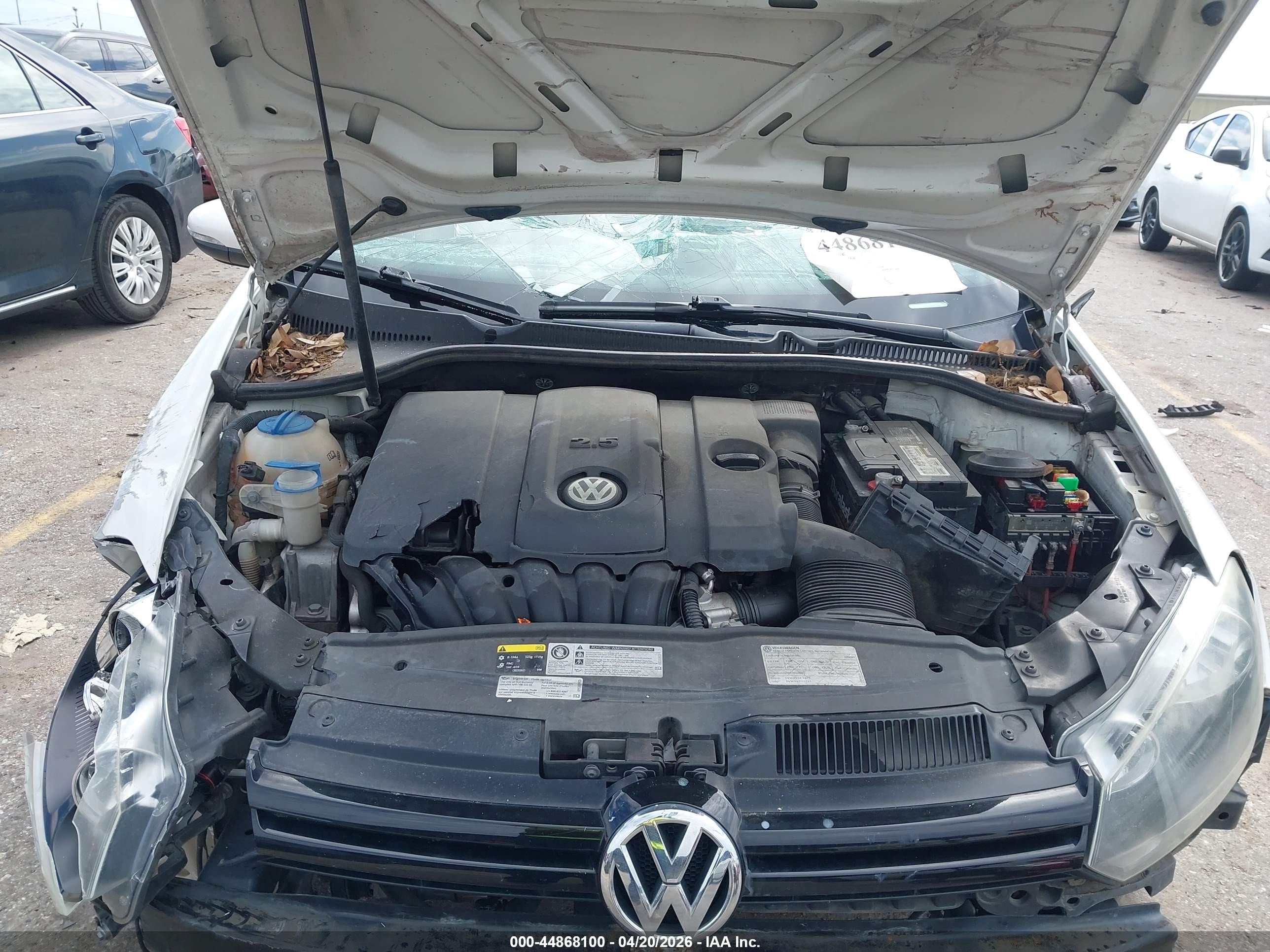 2013 Volkswagen Golf 2.5l 4-door Белый vin: WVWDB7AJ3DW095796