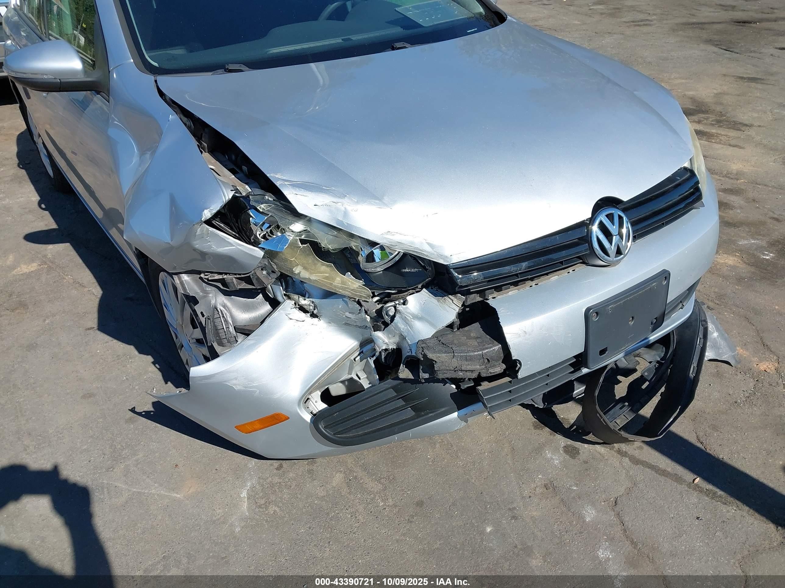 2010 Volkswagen Golf 4-door Silver vin: WVWDB7AJ4AW411640