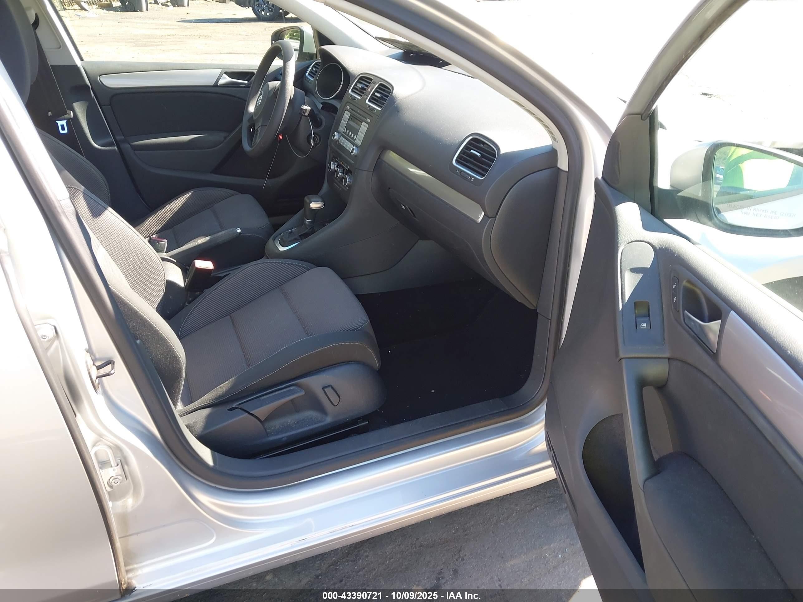 2010 Volkswagen Golf 4-door Silver vin: WVWDB7AJ4AW411640